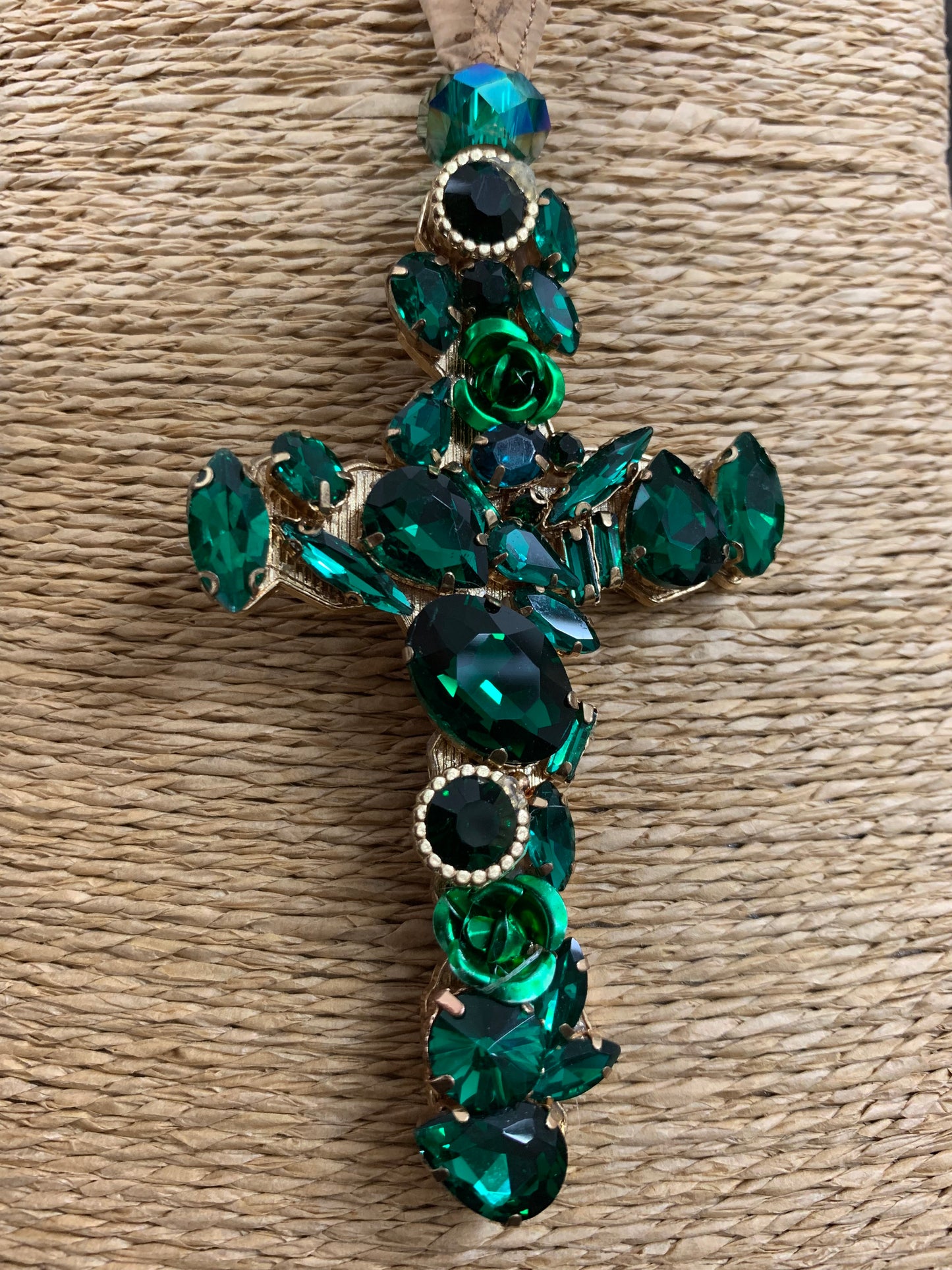 Collier en liège Suberis Green Cross, pendentif en liège, attache chainette réglable plaqué or, croix cristaux et perles vertes zoomé