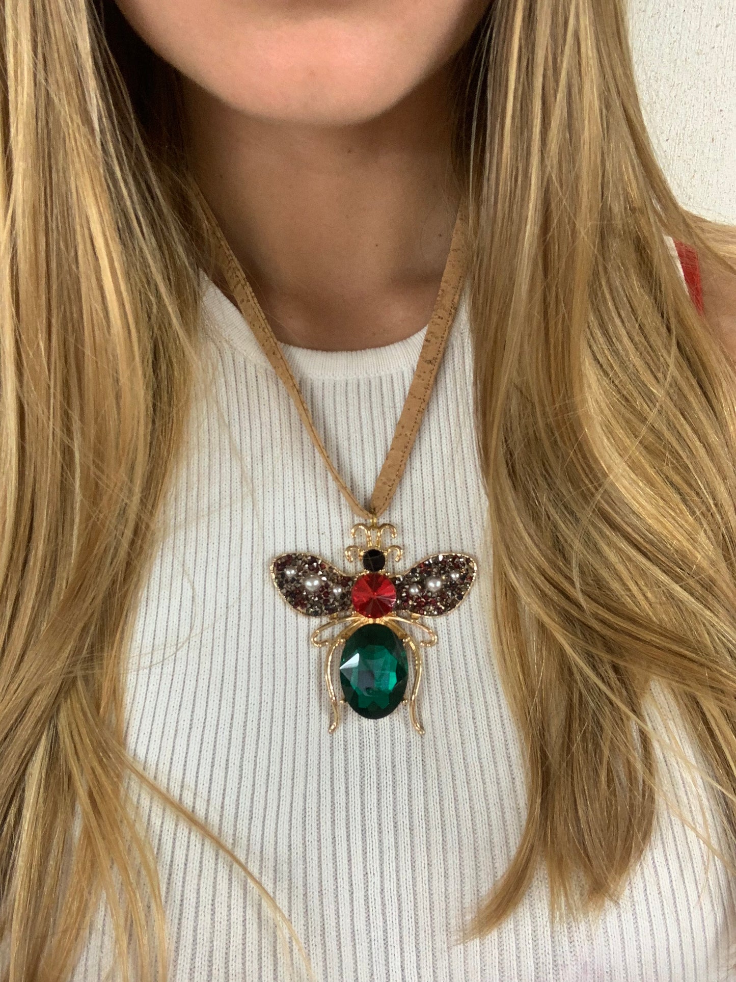 Collier en liège Suberis Green Red Bee, pendentif en liège, attache chainette réglable plaqué or, abeille cristaux et perles rouge et vertes porté