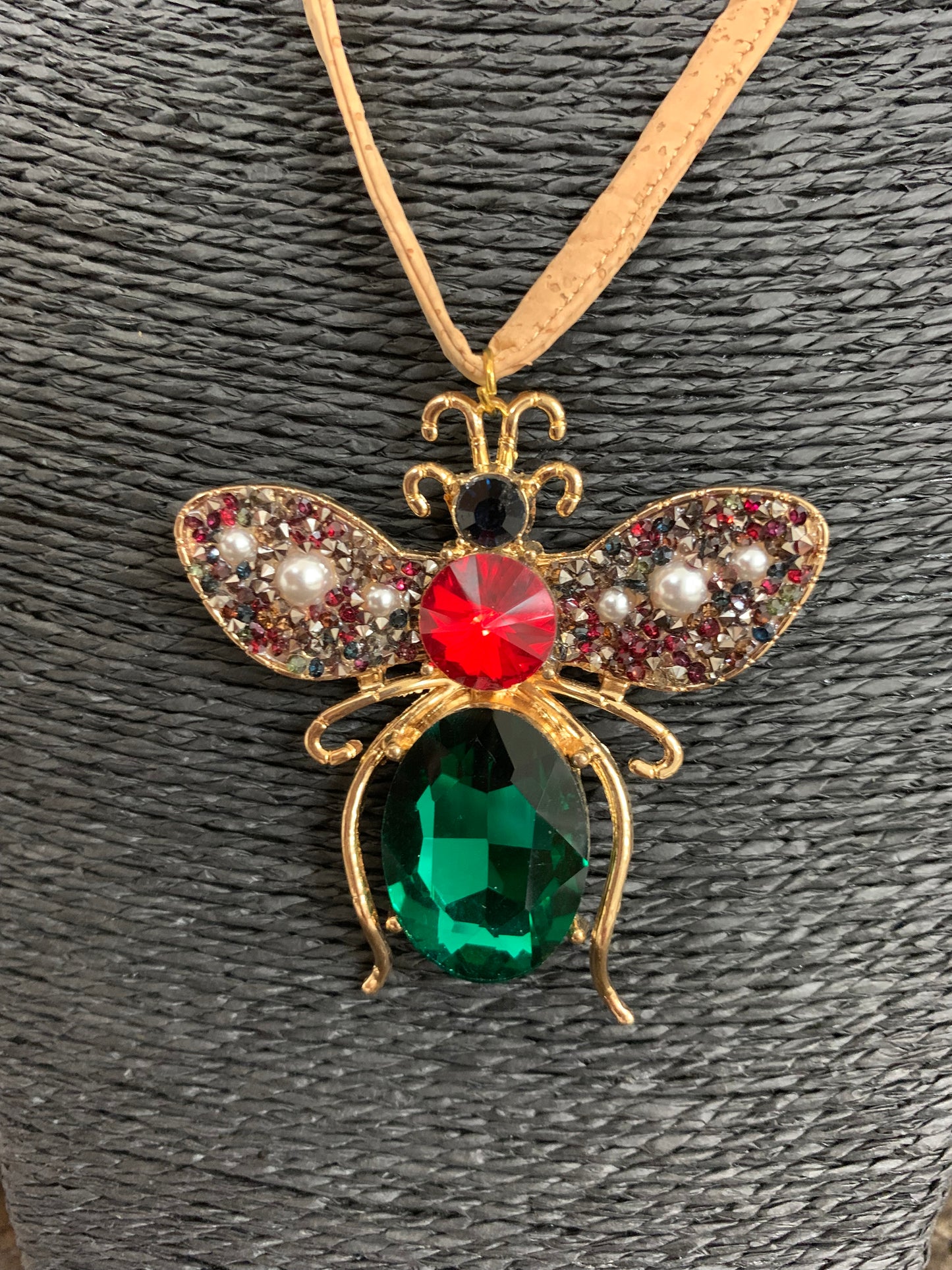 Collier en liège Suberis Green Red Bee, pendentif en liège, attache chainette réglable plaqué or, abeille cristaux et perles rouge et vertes zoomé