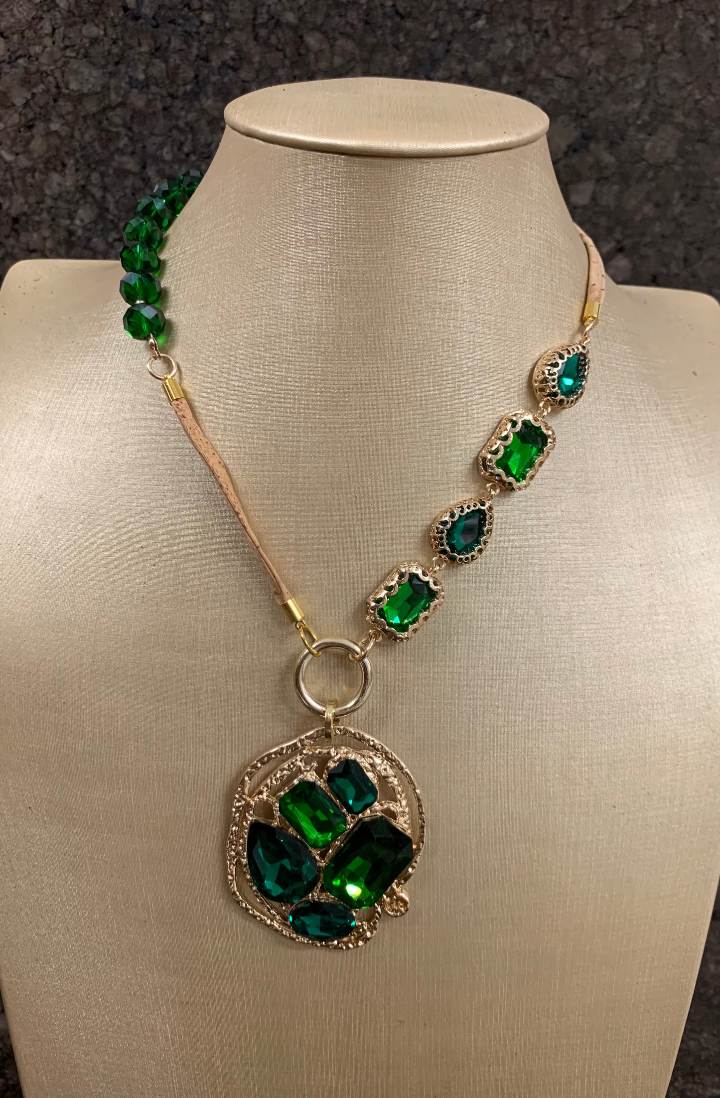 Collier en liège Suberis Green Saphyre, pendentif en liège, fermoir chainette réglable plaqué or, bijoux plaqué or, perles et cristaux vert