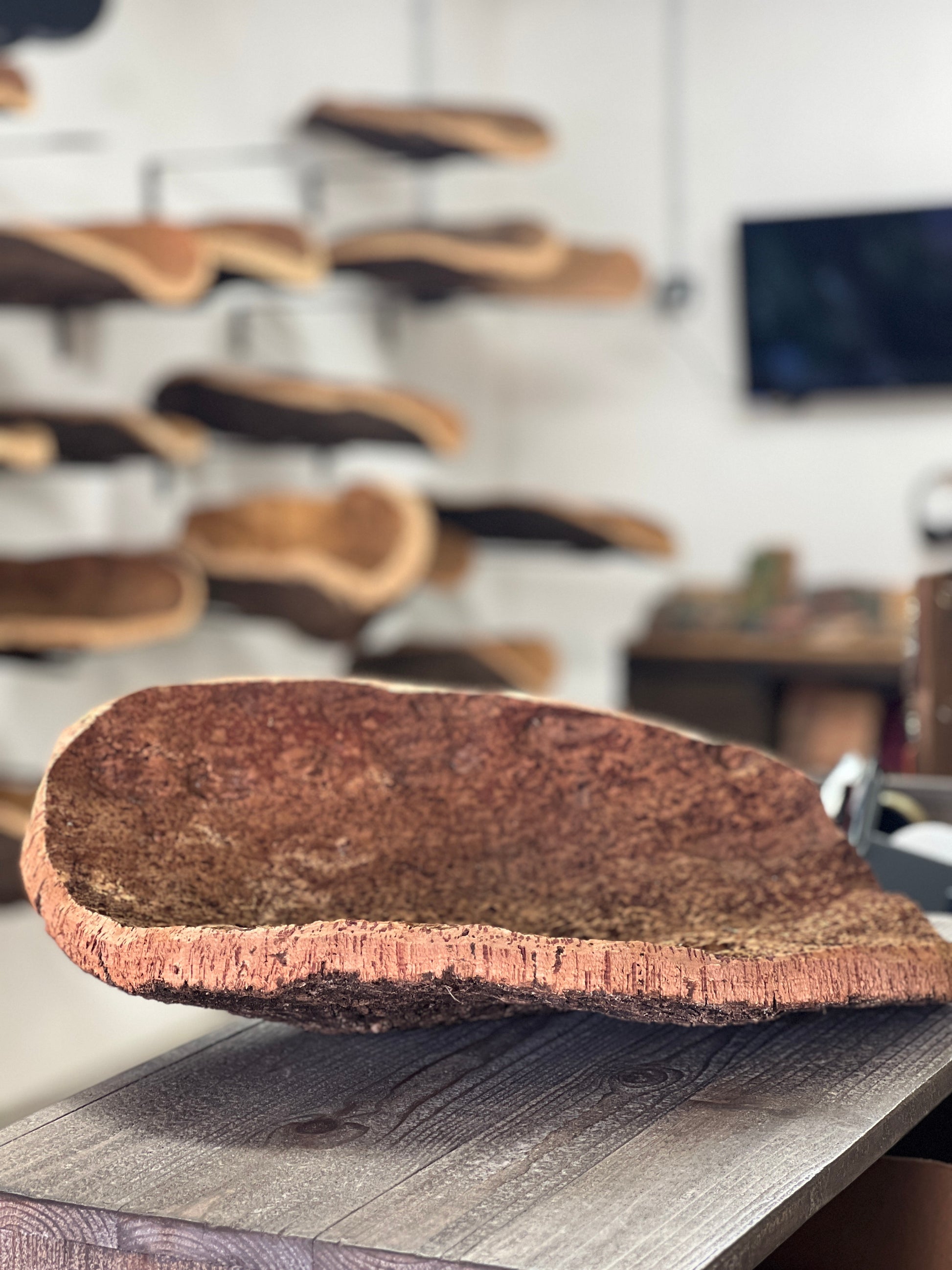 Fabriquées à la main en utilisant du liège prélevé localement dans les forêts corses, ces coupes sont taillées au couteau pour obtenir des formes et des textures uniques. Elles peuvent être utilisées comme des milieux de table pour contenir des fruits ou comme des corbeilles pour contenir d'autres objets. 