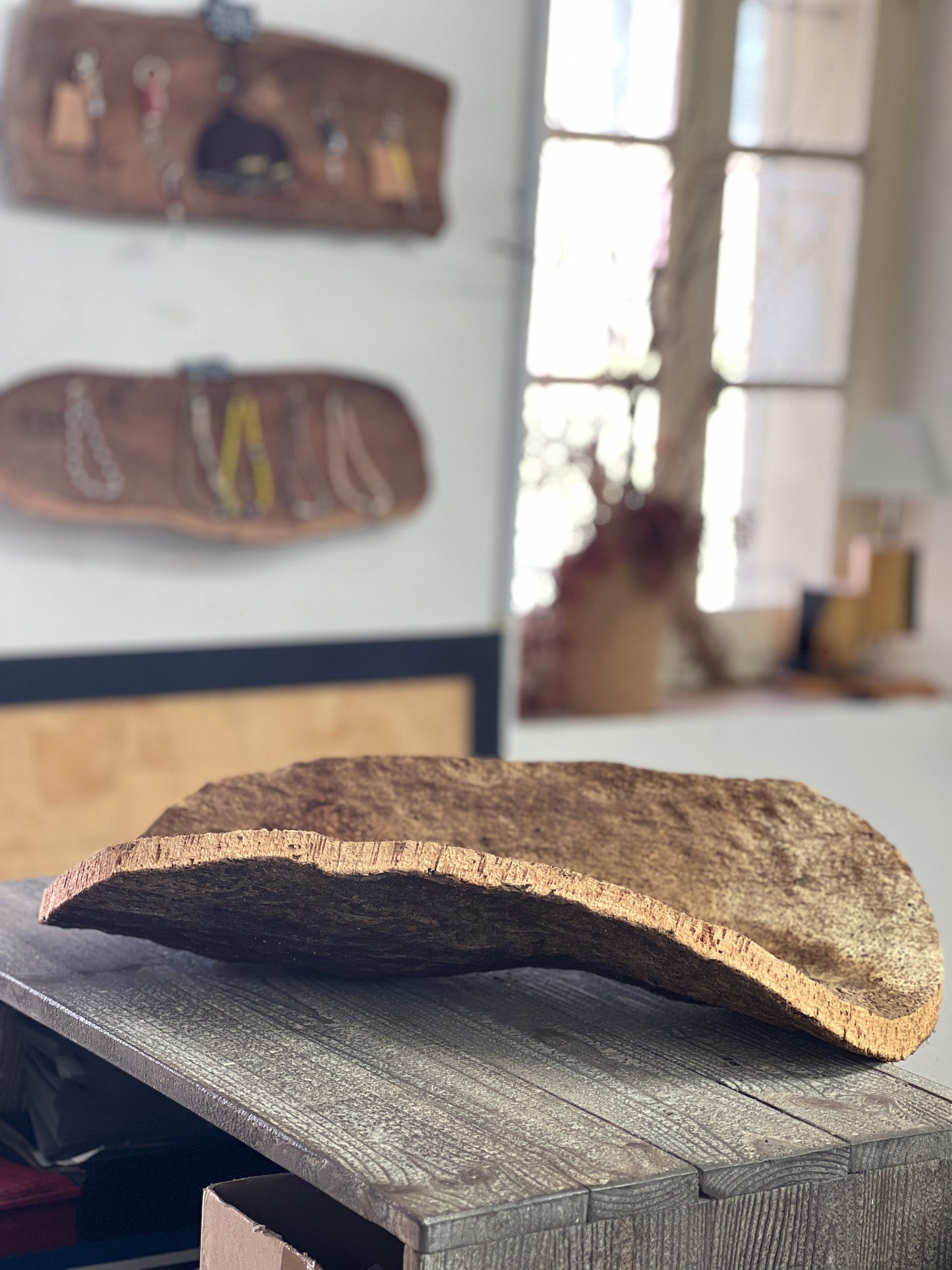 Fabriquées à la main en utilisant du liège prélevé localement dans les forêts corses, ces coupes sont taillées au couteau pour obtenir des formes et des textures uniques. Elles peuvent être utilisées comme des milieux de table pour contenir des fruits ou comme des corbeilles pour contenir d'autres objets.