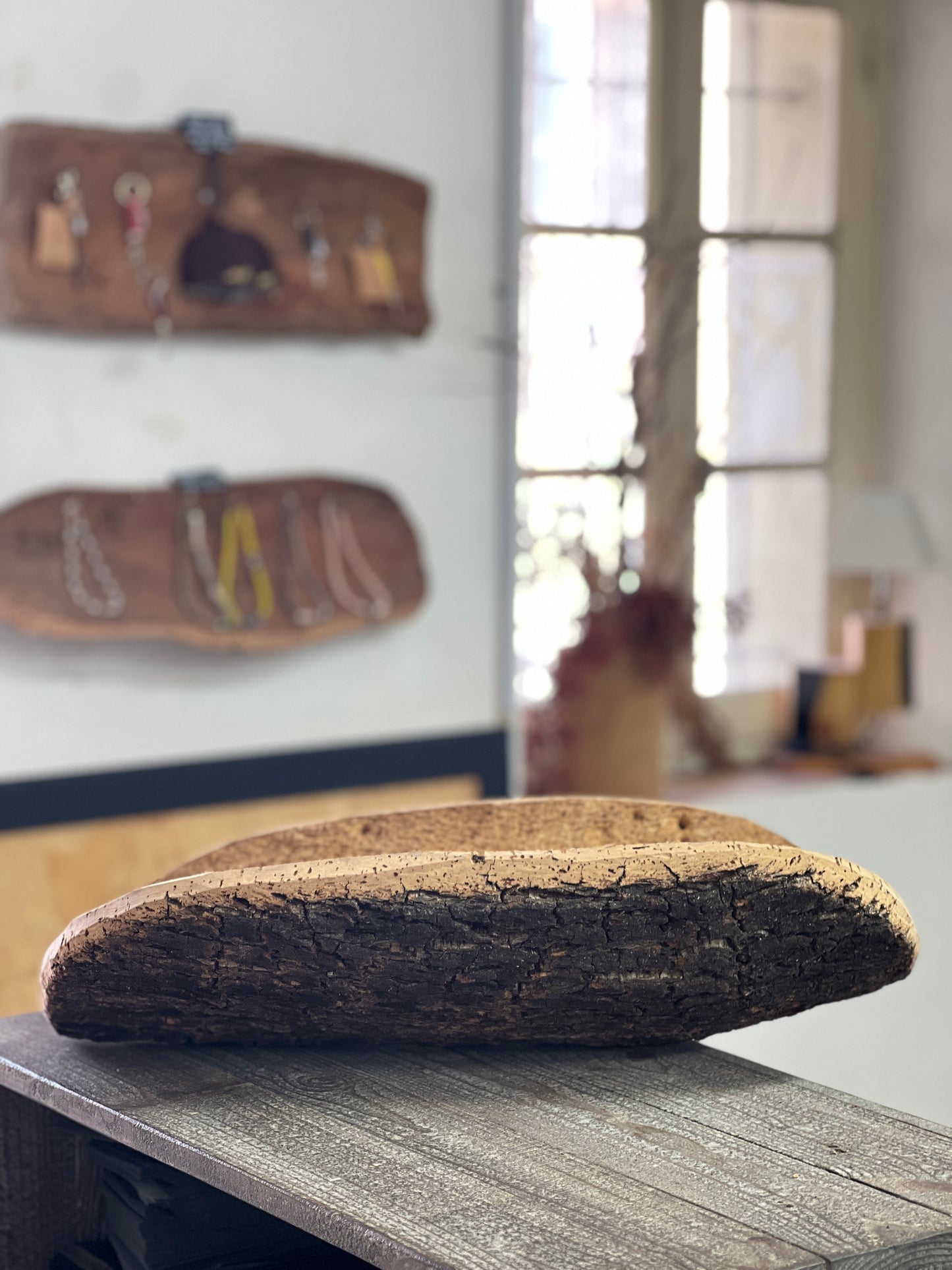 Fabriquées à la main en utilisant du liège prélevé localement dans les forêts corses, ces coupes sont taillées au couteau pour obtenir des formes et des textures uniques. Elles peuvent être utilisées comme des milieux de table pour contenir des fruits ou comme des corbeilles pour contenir d'autres objets.