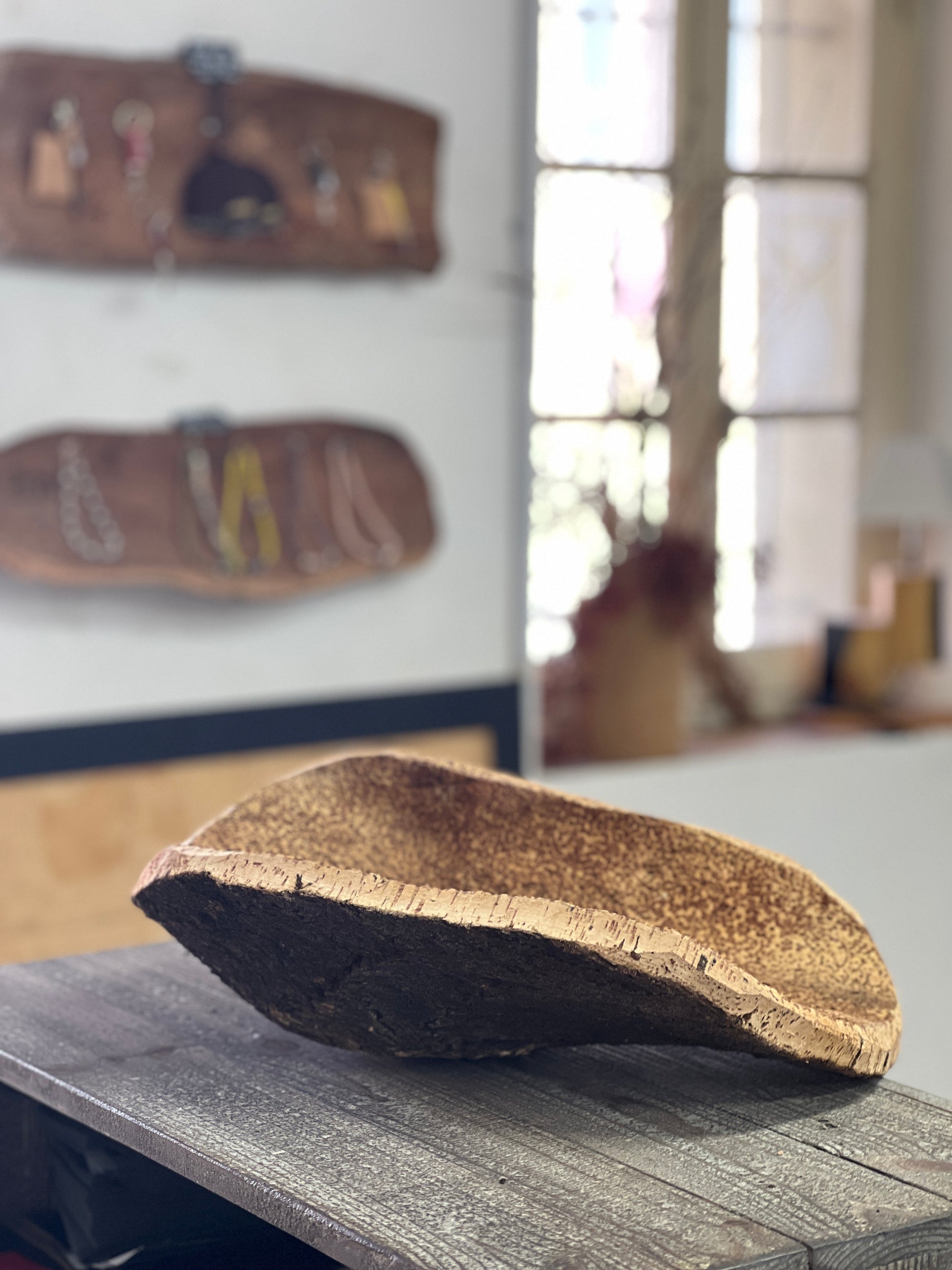  Fabriquées à la main en utilisant du liège prélevé localement dans les forêts corses, ces coupes sont taillées au couteau pour obtenir des formes et des textures uniques. Elles peuvent être utilisées comme des milieux de table pour contenir des fruits ou comme des corbeilles pour contenir d'autres objets.