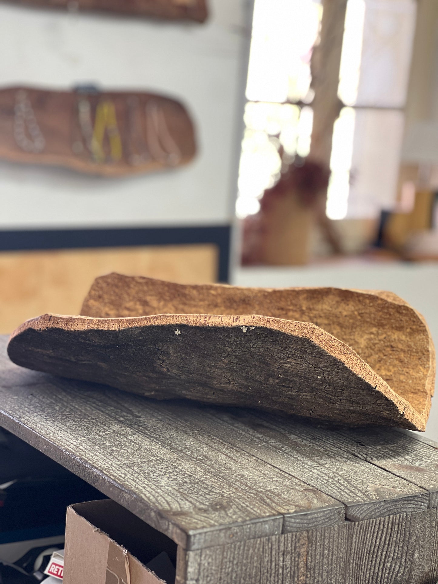 Fabriquées à la main en utilisant du liège prélevé localement dans les forêts corses, ces coupes sont taillées au couteau pour obtenir des formes et des textures uniques. Elles peuvent être utilisées comme des milieux de table pour contenir des fruits ou comme des corbeilles pour contenir d'autres objets. 