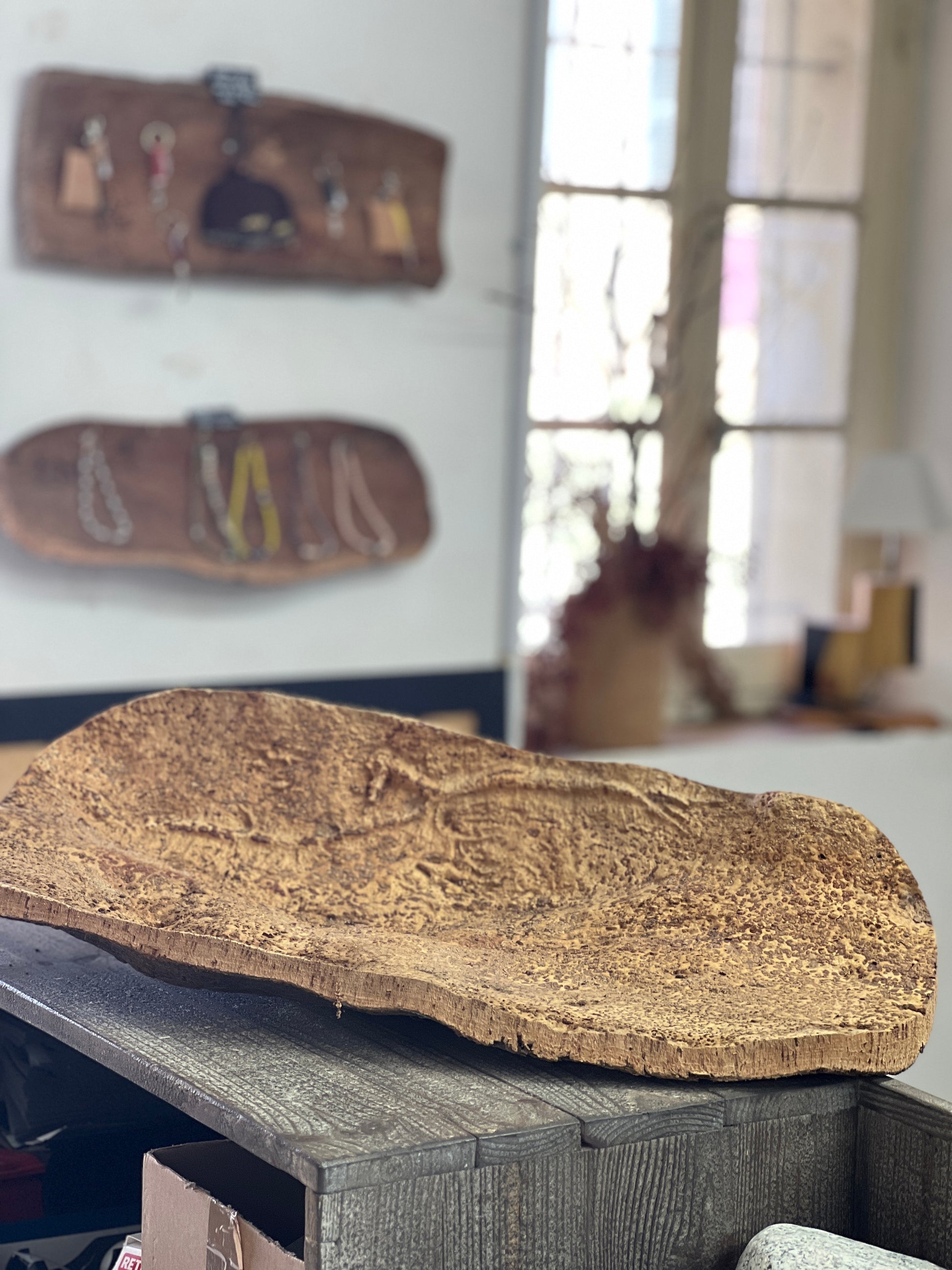  Fabriquées à la main en utilisant du liège prélevé localement dans les forêts corses, ces coupes sont taillées au couteau pour obtenir des formes et des textures uniques. Elles peuvent être utilisées comme des milieux de table pour contenir des fruits ou comme des corbeilles pour contenir d'autres objets.