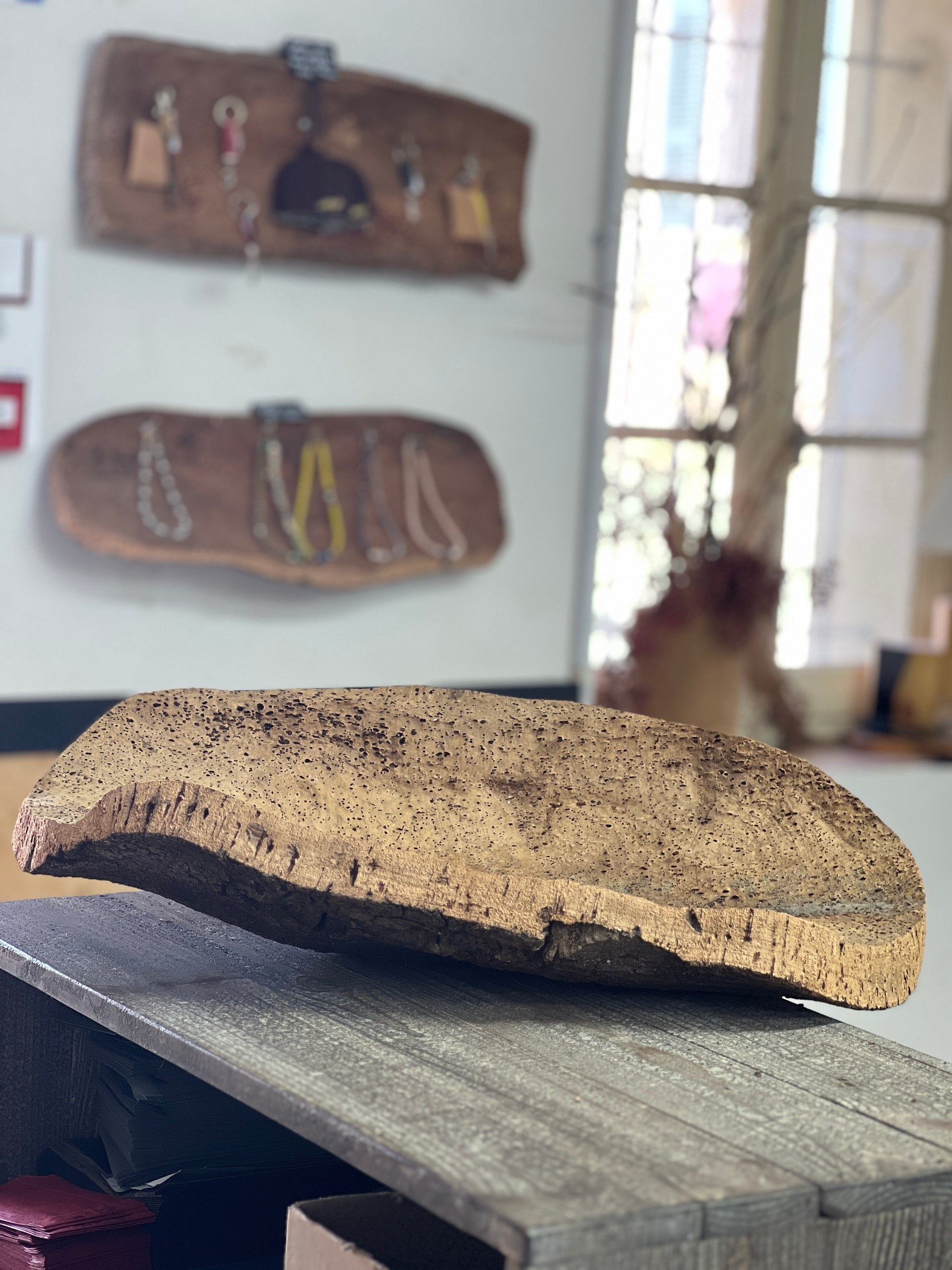 Fabriquées à la main en utilisant du liège prélevé localement dans les forêts corses, ces coupes sont taillées au couteau pour obtenir des formes et des textures uniques. Elles peuvent être utilisées comme des milieux de table pour contenir des fruits ou comme des corbeilles pour contenir d'autres objets.