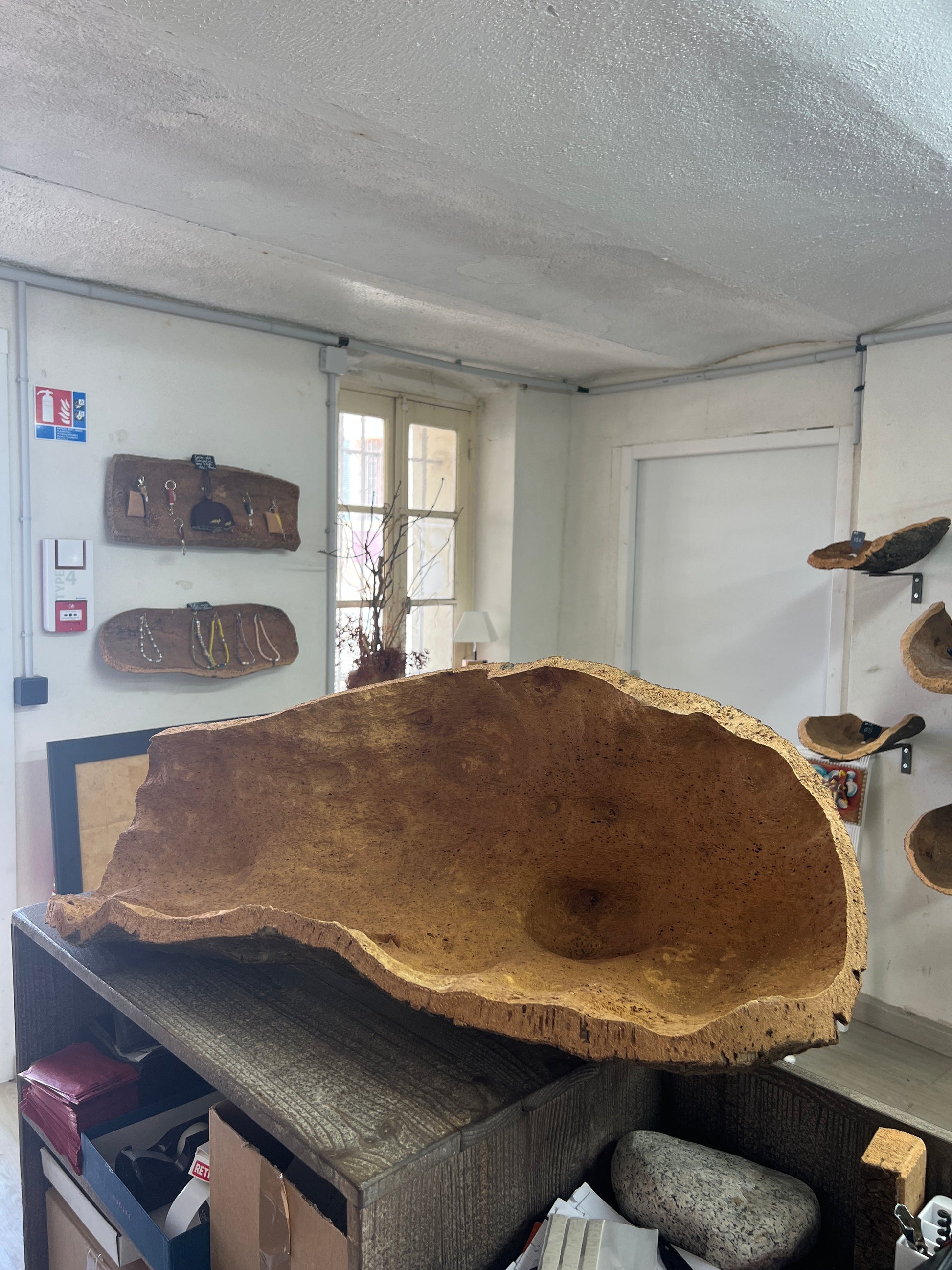 Fabriquées à la main en utilisant du liège prélevé localement dans les forêts corses, ces coupes sont taillées au couteau pour obtenir des formes et des textures uniques. Elles peuvent être utilisées comme des milieux de table pour contenir des fruits ou comme des corbeilles pour contenir d'autres objets.