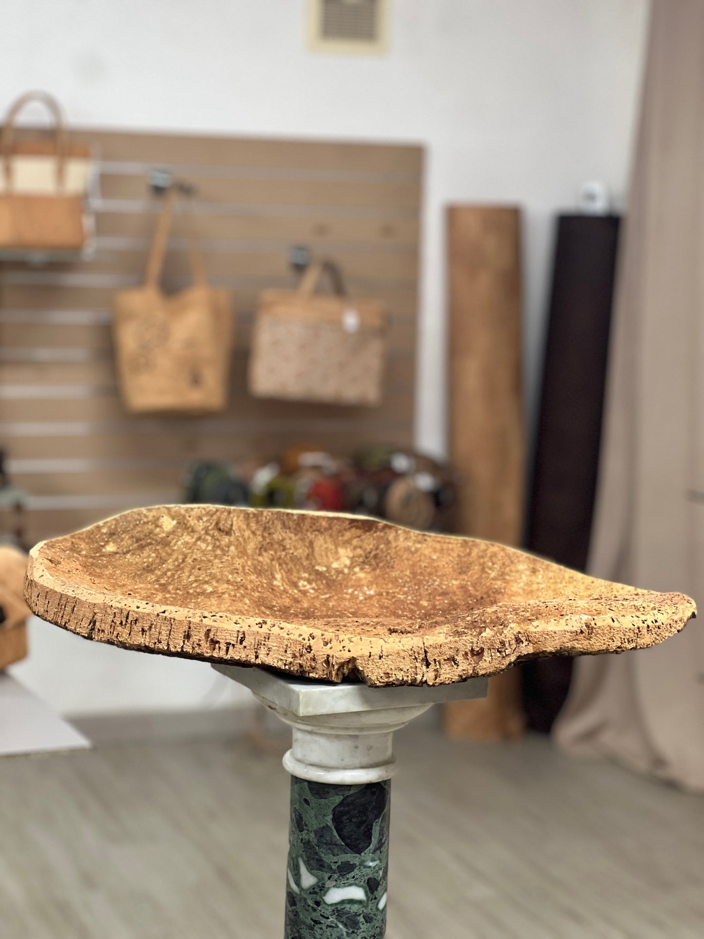 Les coupes en liège sont des objets de décoration uniques et écologiques qui ajoutent une touche naturelle à n'importe quelle table. Fabriquées à la main en utilisant du liège prélevé localement dans les forêts corses, ces coupes sont taillées au couteau pour obtenir des formes et des textures uniques.