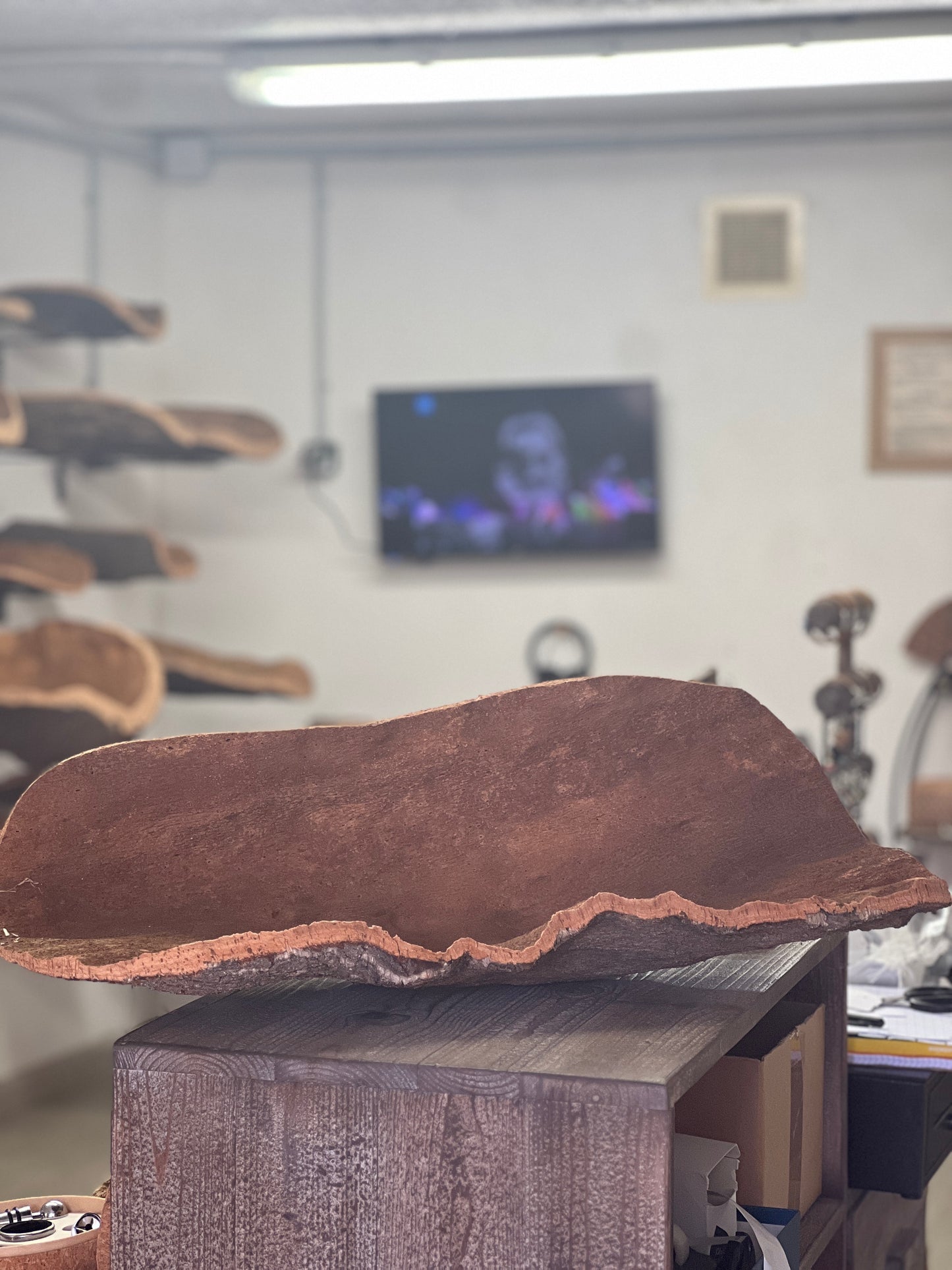 Les coupes en liège sont des objets de décoration uniques et écologiques qui ajoutent une touche naturelle à n'importe quelle table. Fabriquées à la main en utilisant du liège prélevé localement dans les forêts corses, ces coupes sont taillées au couteau pour obtenir des formes et des textures uniques.