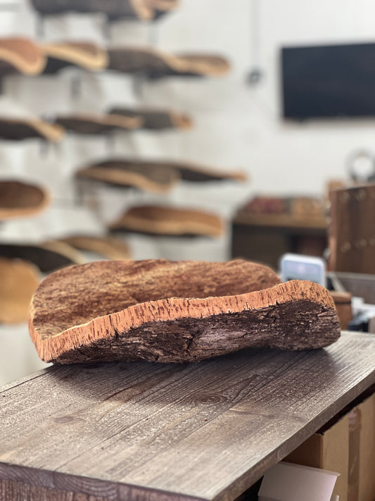 Les coupes en liège sont des objets de décoration uniques et écologiques qui ajoutent une touche naturelle à n'importe quelle table. Fabriquées à la main en utilisant du liège prélevé localement dans les forêts corses, ces coupes sont taillées au couteau pour obtenir des formes et des textures uniques. 