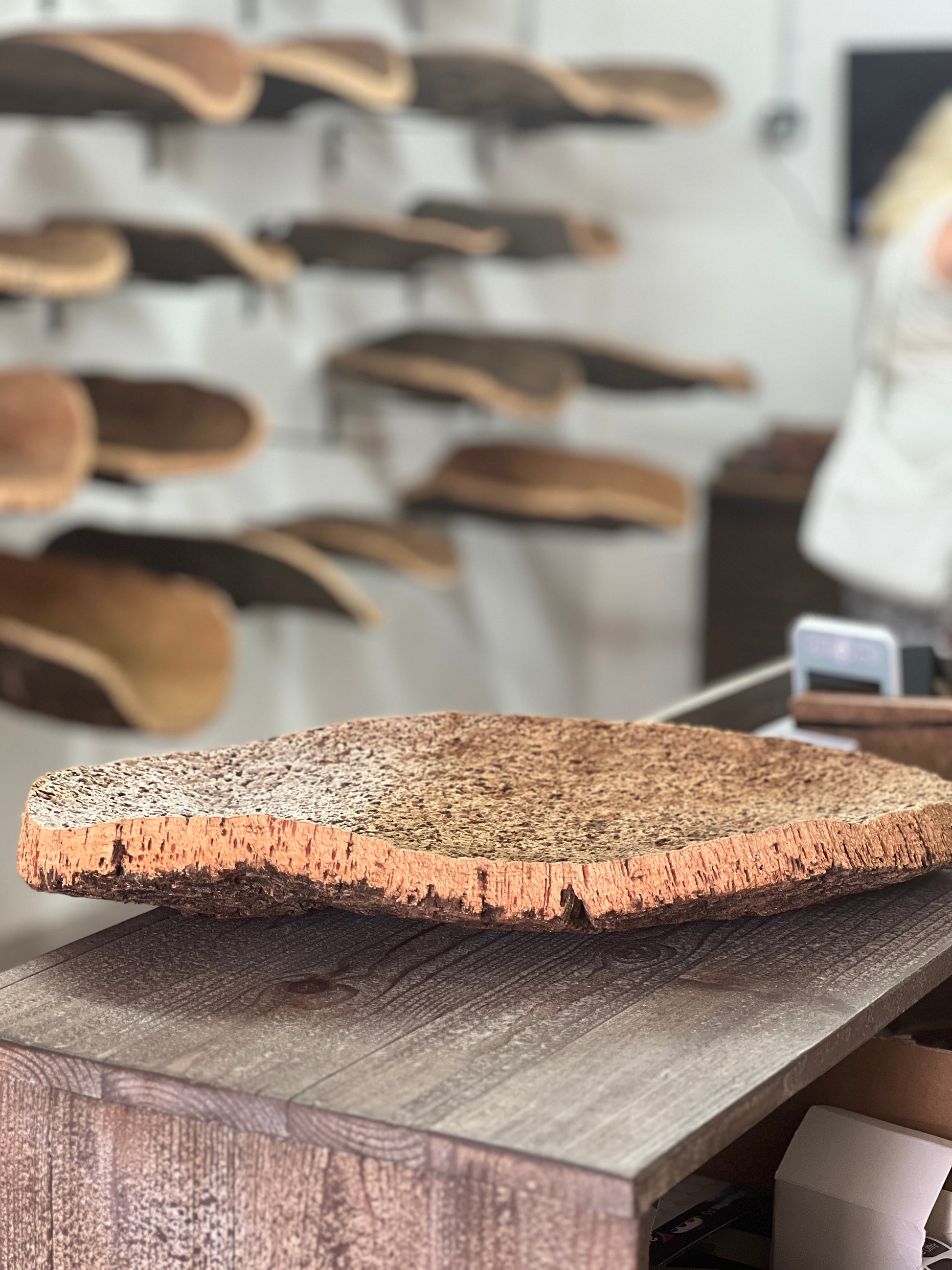 Les coupes en liège sont des objets de décoration uniques et écologiques qui ajoutent une touche naturelle à n'importe quelle table. Fabriquées à la main en utilisant du liège prélevé localement dans les forêts corses, ces coupes sont taillées au couteau pour obtenir des formes et des textures uniques.