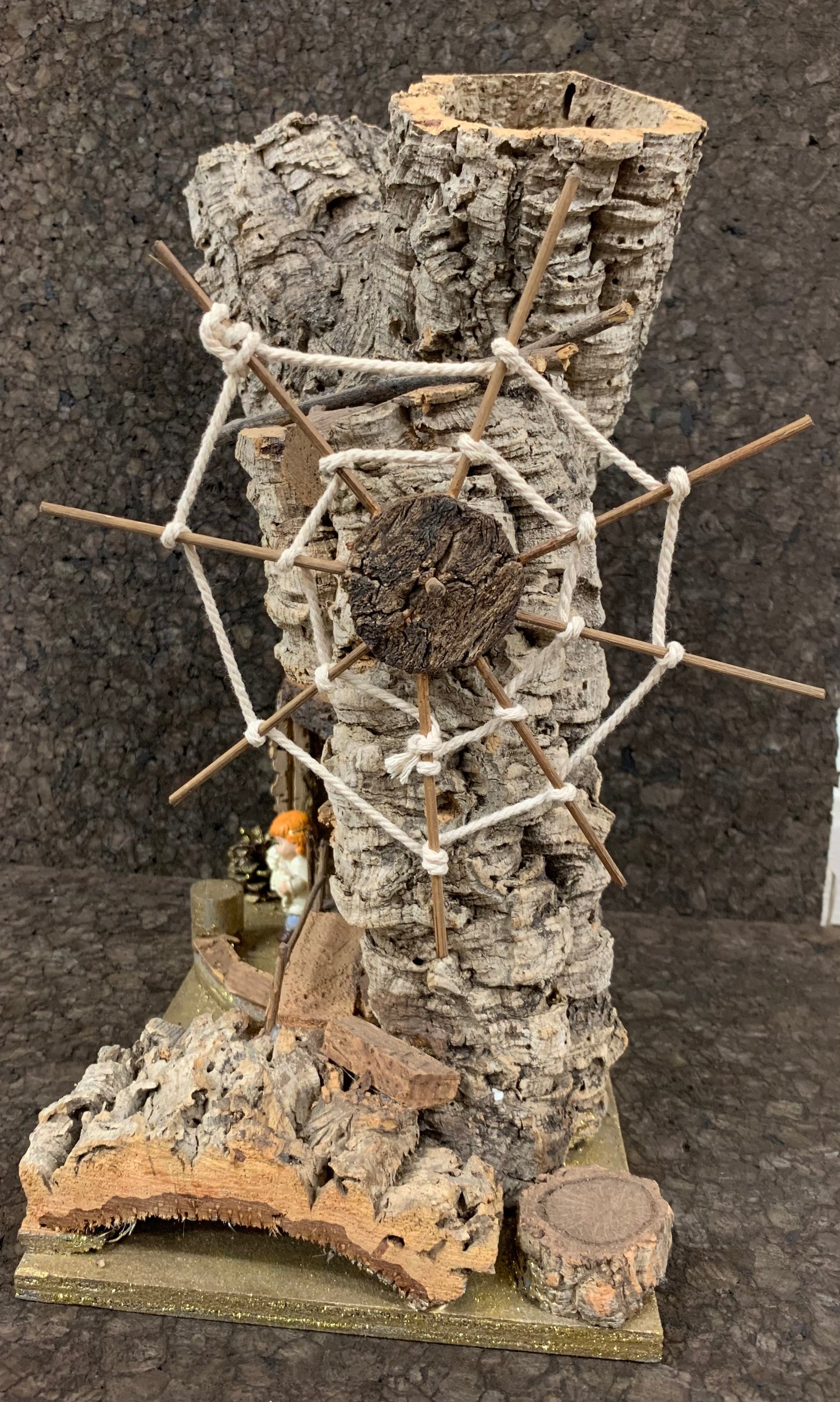 Crèche en forme de moulin en liège et bois, meubles en liège et bois, accompagné d'un berger et ses moutons zoomé sur le moulin