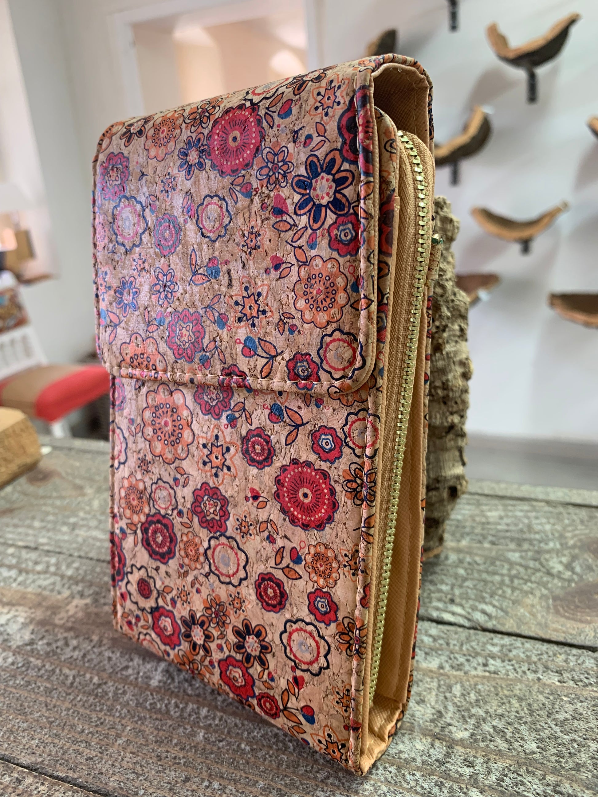 Pochette en liège à bandoulière motif fleuri