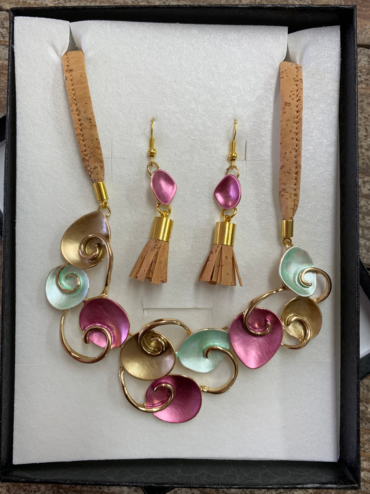 Lot collier et boucles d'oreilles en liège