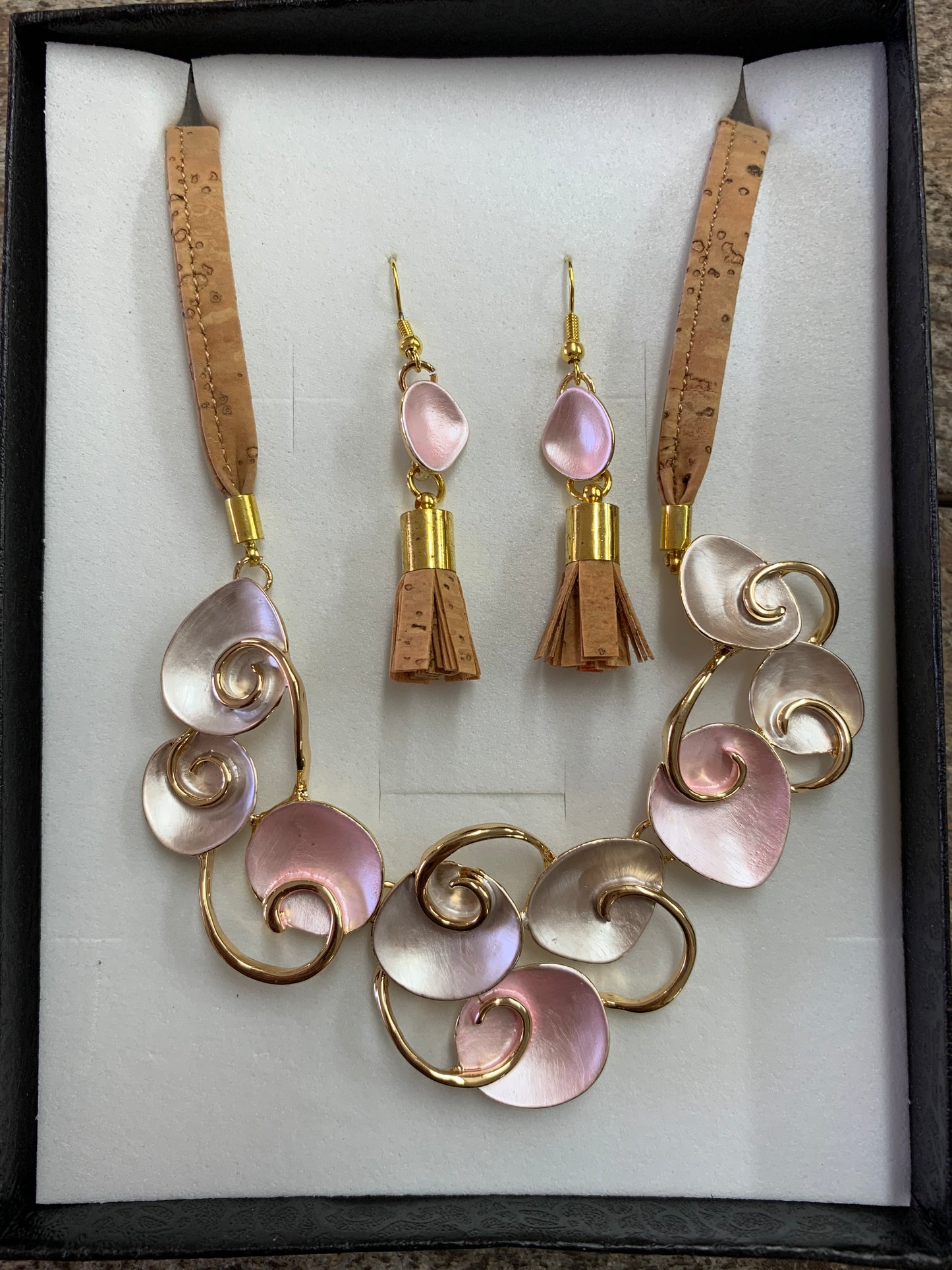 Lot collier et boucles d'oreilles en liège