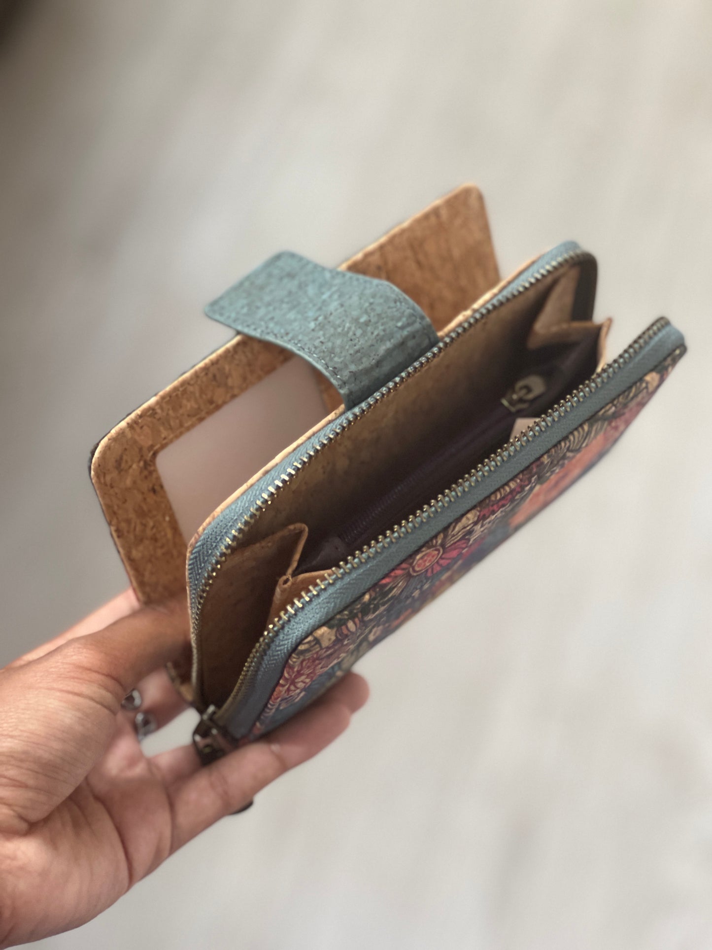 Ce porte-feuille en liège naturel est un accessoire pratique et écologique. Il est léger, souple et résistant à l'eau et aux taches. Il dispose de plusieurs compartiments pour ranger les cartes de crédit et les billets. À l'intérieur, il y a un porte-monnaie avec une fermeture éclair  pour sécuriser les pièces. 