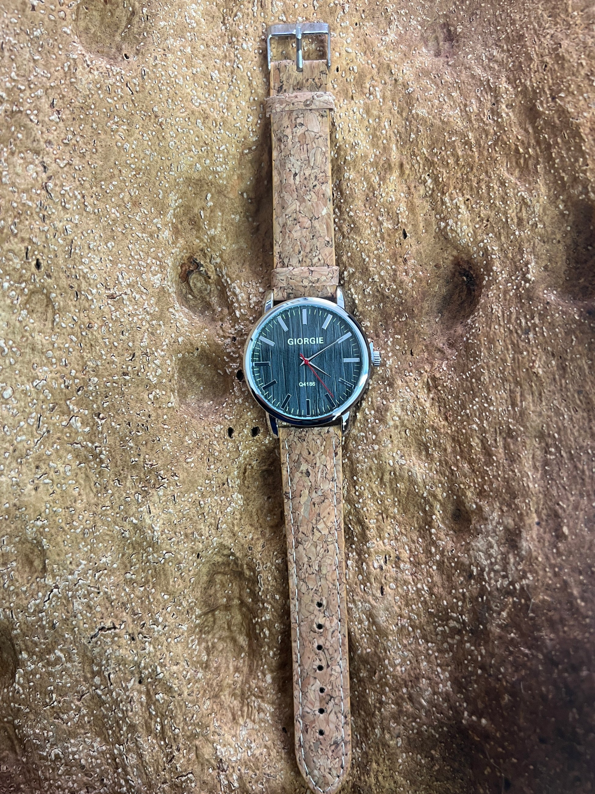 La montre avec bracelet en liège et cadran argenté est une combinaison élégante de style et de durabilité. Le bracelet en liège naturel offre une sensation douce et agréable au poignet, tout en étant respectueux de l'environnement.