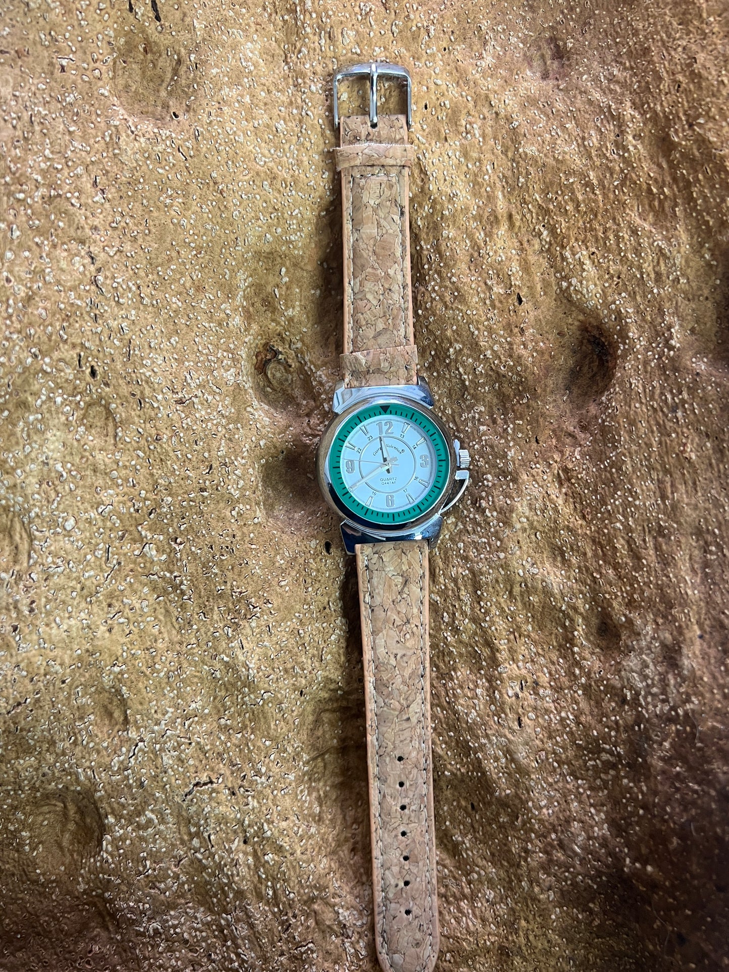 La montre avec bracelet en liège et cadran argenté est une combinaison élégante de style et de durabilité. Le bracelet en liège naturel offre une sensation douce et agréable au poignet, tout en étant respectueux de l'environnement.