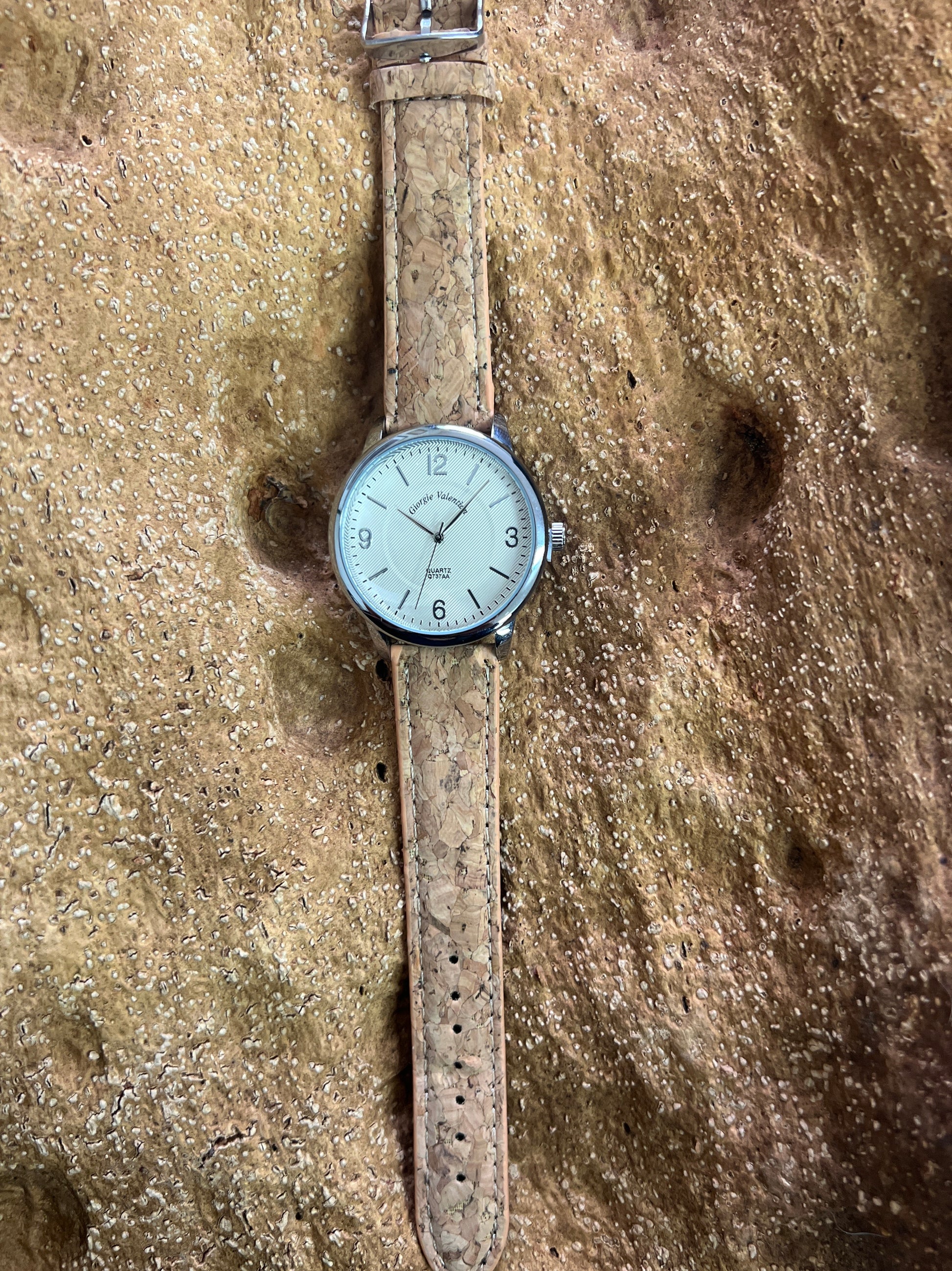 La montre avec bracelet en liège et cadran argenté est une combinaison élégante de style et de durabilité. Le bracelet en liège naturel offre une sensation douce et agréable au poignet, tout en étant respectueux de l'environnement.