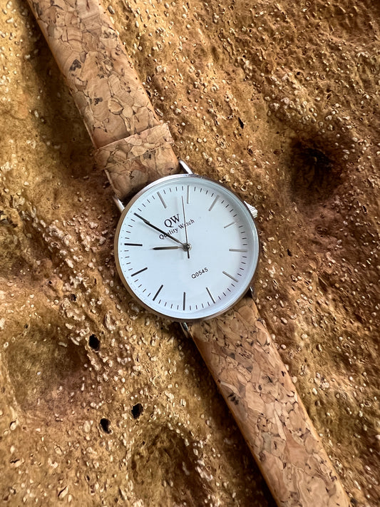 La montre avec bracelet en liège et cadran argenté est une combinaison élégante de style et de durabilité. Le bracelet en liège naturel offre une sensation douce et agréable au poignet, tout en étant respectueux de l'environnement.