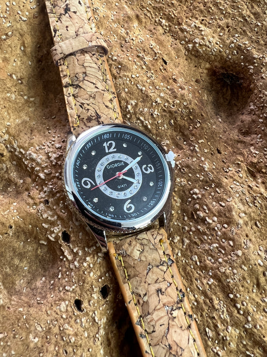 La montre avec bracelet en liège et cadran argenté est une combinaison élégante de style et de durabilité. Le bracelet en liège naturel offre une sensation douce et agréable au poignet, tout en étant respectueux de l'environnement. 