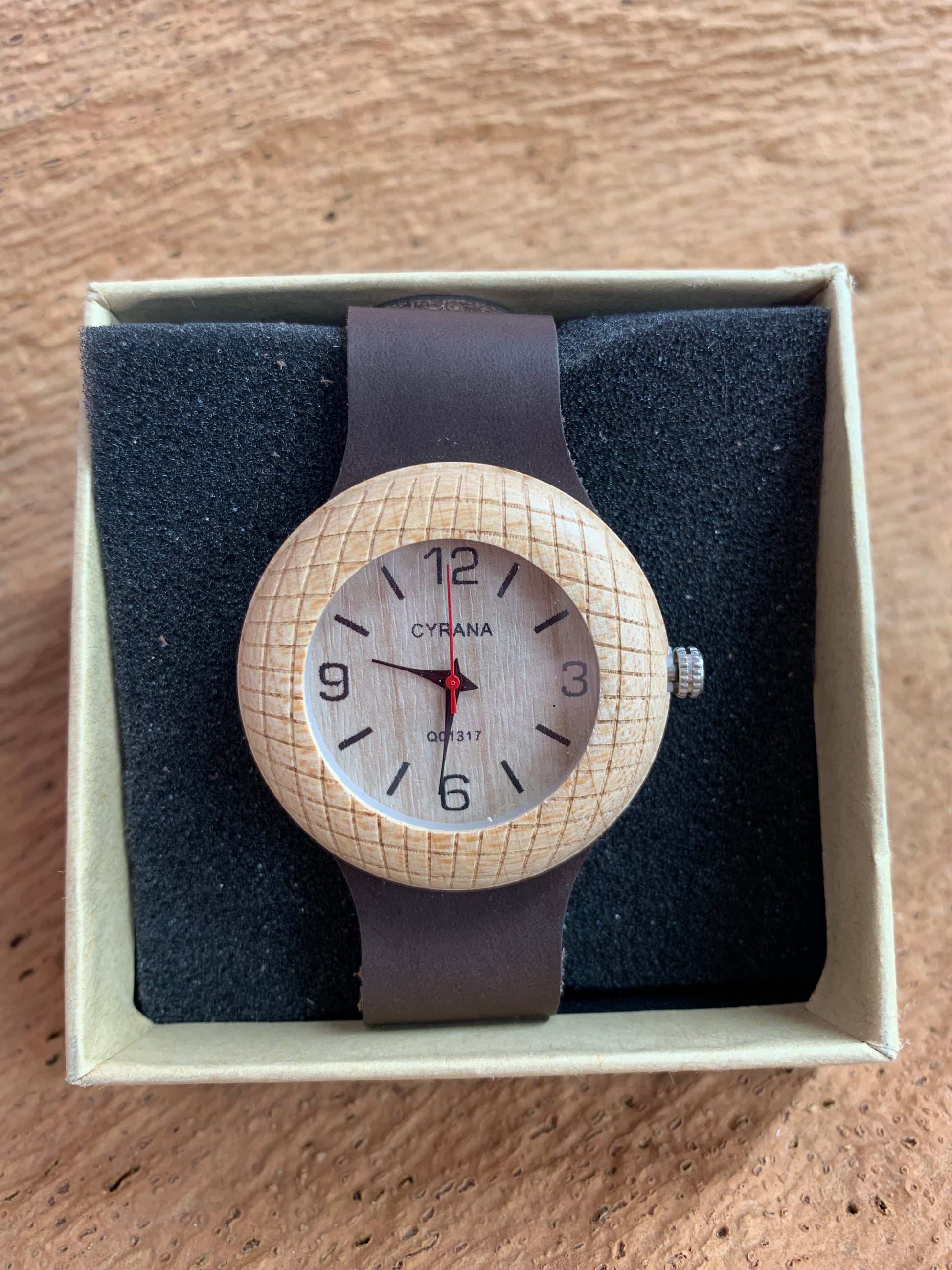 Montre Box en liège Cyrana bracelet marron foncé cadran bois clair dans sa boite