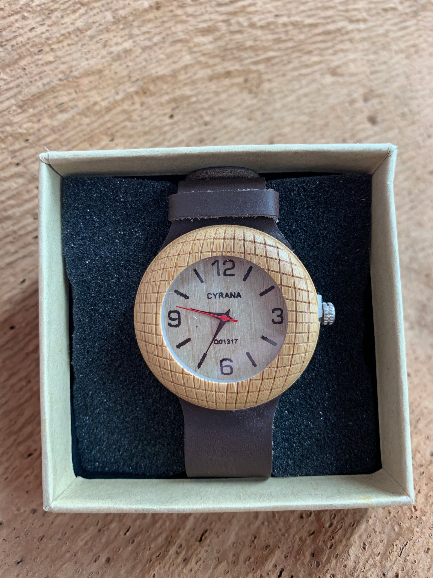 Montre Box en liège Cyrana bracelet marron foncé cadran bois foncé dans sa boite