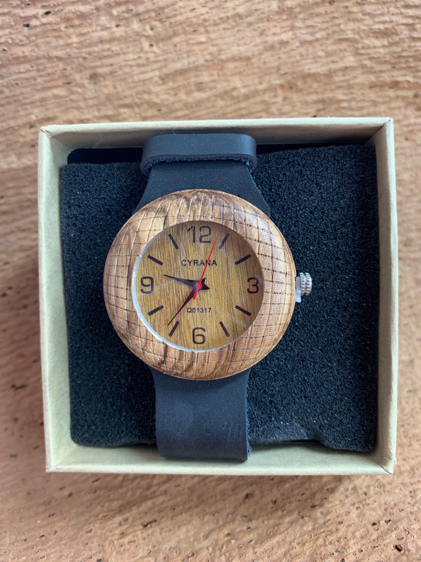 Montre Box en liège Cyrana bracelet noir cadran bois foncé dans sa boite