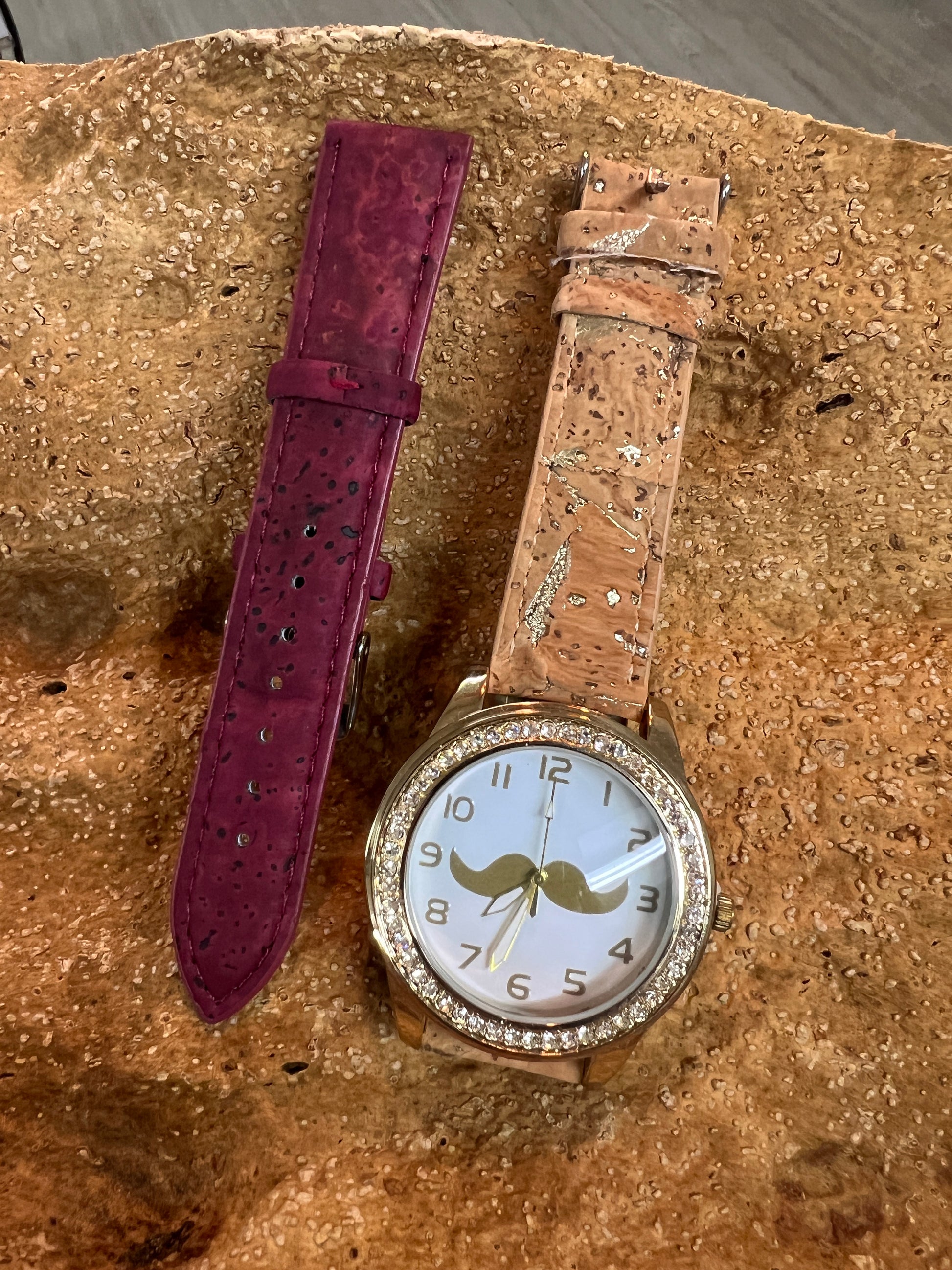 Le véritable atout de cette montre réside dans ses deux bracelets bordeaux et en couleur naturel interchangeables en liège naturel, offrant ainsi une esthétique unique et respectueuse de l'environnement.