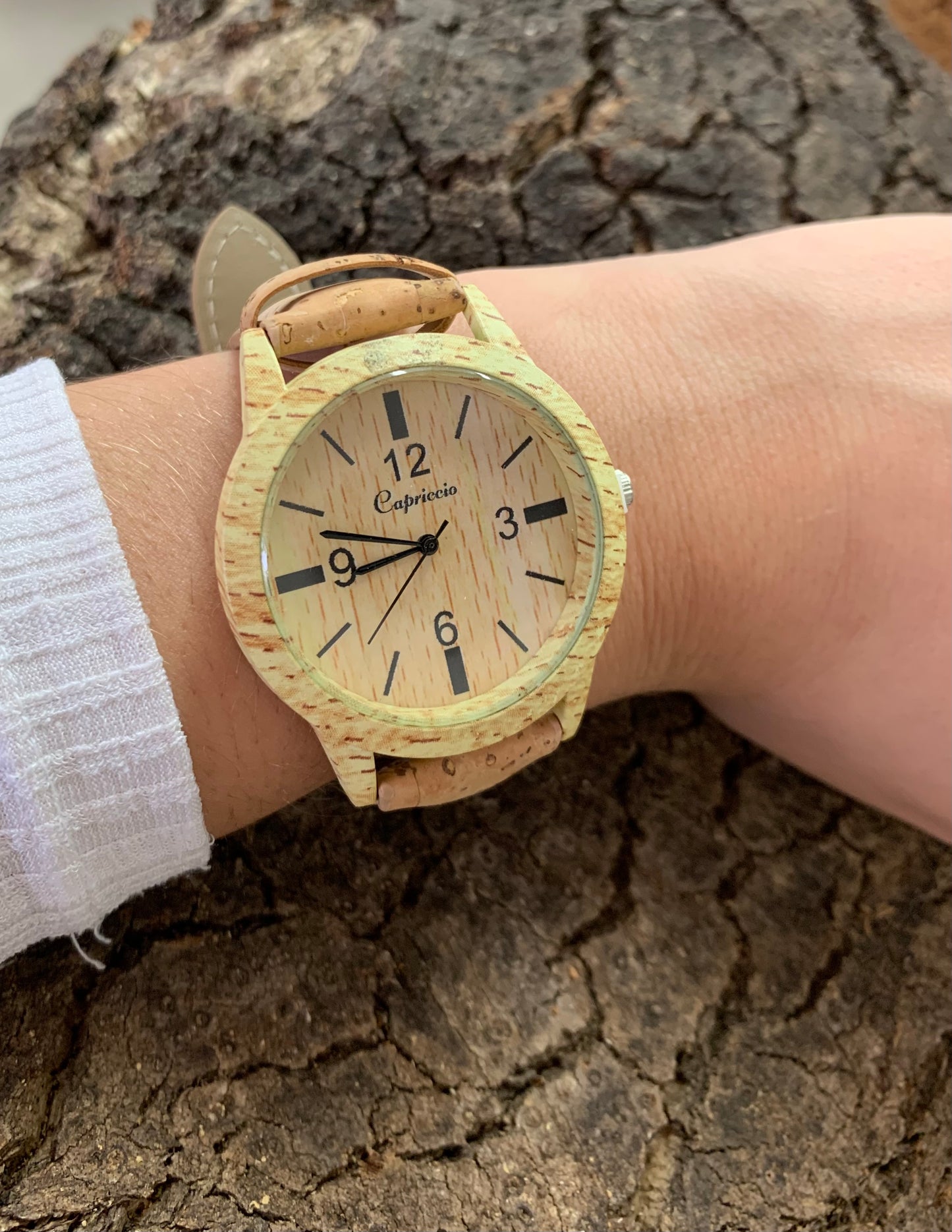 Montre en liège cadran couleur liège naturel intérieur couleur jaune porté