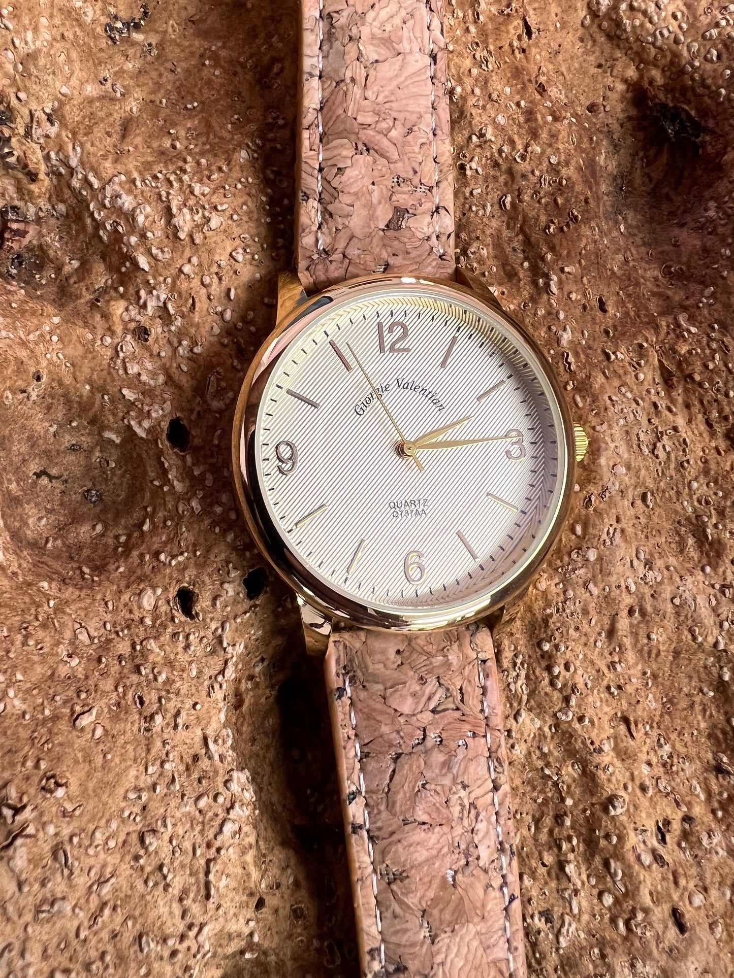 La montre avec bracelet en liège et cadran doré est une combinaison élégante de style et de durabilité. Le bracelet en liège naturel offre une sensation douce et agréable au poignet, tout en étant respectueux de l'environnement.