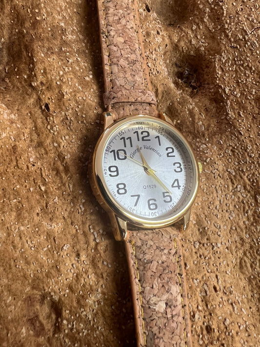 La montre avec bracelet en liège et cadran doré est une combinaison élégante de style et de durabilité. Le bracelet en liège naturel offre une sensation douce et agréable au poignet, tout en étant respectueux de l'environnement. Le cadran doré ajoute une touche de sophistication et de glamour à l'ensemble.