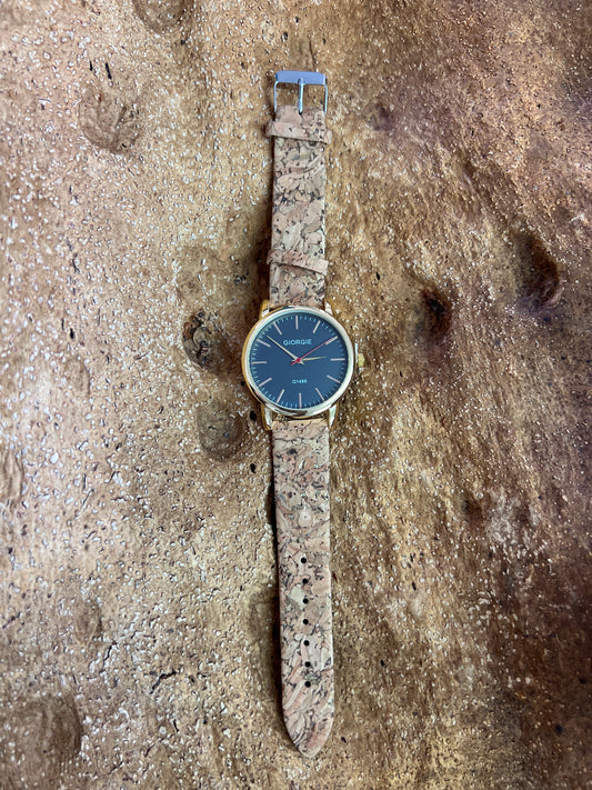 La montre avec bracelet en liège et cadran doré est une combinaison élégante de style et de durabilité. Le bracelet en liège naturel offre une sensation douce et agréable au poignet, tout en étant respectueux de l'environnement.