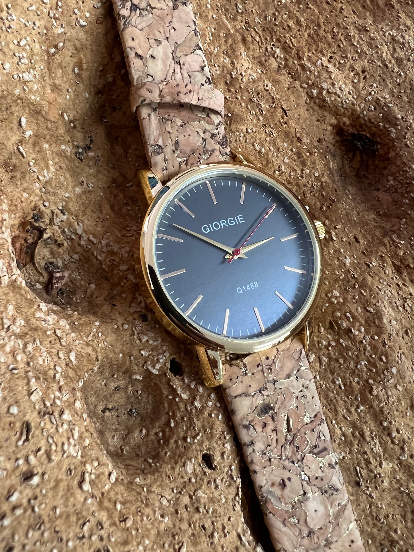 La montre avec bracelet en liège et cadran doré est une combinaison élégante de style et de durabilité. Le bracelet en liège naturel offre une sensation douce et agréable au poignet, tout en étant respectueux de l'environnement.