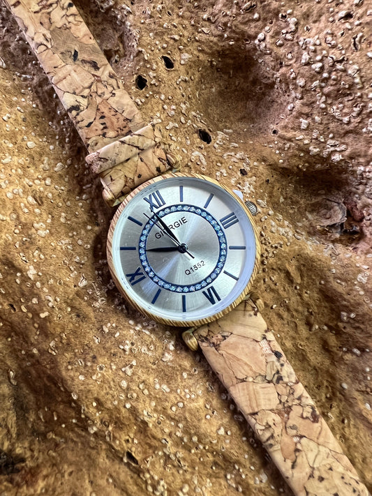 La montre avec bracelet en liège et cadran en bois est une combinaison élégante de style et de durabilité. Le bracelet en liège naturel offre une sensation douce et agréable au poignet, tout en étant respectueux de l'environnement. 