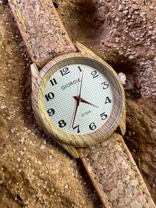 La montre avec bracelet en liège et cadran en bois est une combinaison élégante de style et de durabilité. Le bracelet en liège naturel offre une sensation douce et agréable au poignet, tout en étant respectueux de l'environnement. 