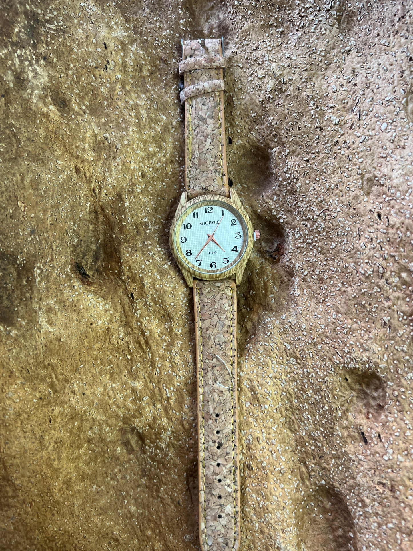 La montre avec bracelet en liège et cadran en bois est une combinaison élégante de style et de durabilité. Le bracelet en liège naturel offre une sensation douce et agréable au poignet, tout en étant respectueux de l'environnement. 