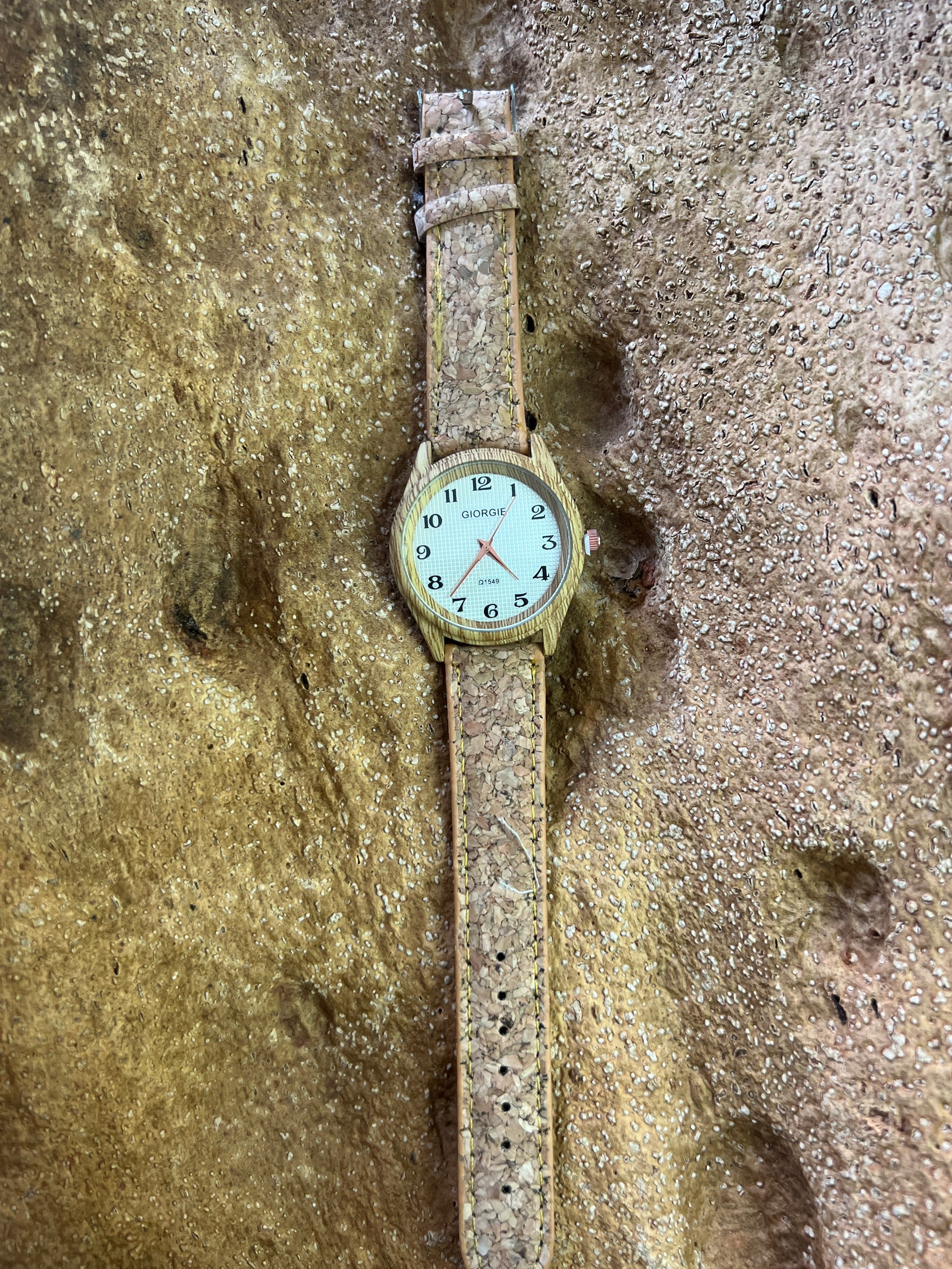 La montre avec bracelet en liège et cadran en bois est une combinaison élégante de style et de durabilité. Le bracelet en liège naturel offre une sensation douce et agréable au poignet, tout en étant respectueux de l'environnement. 