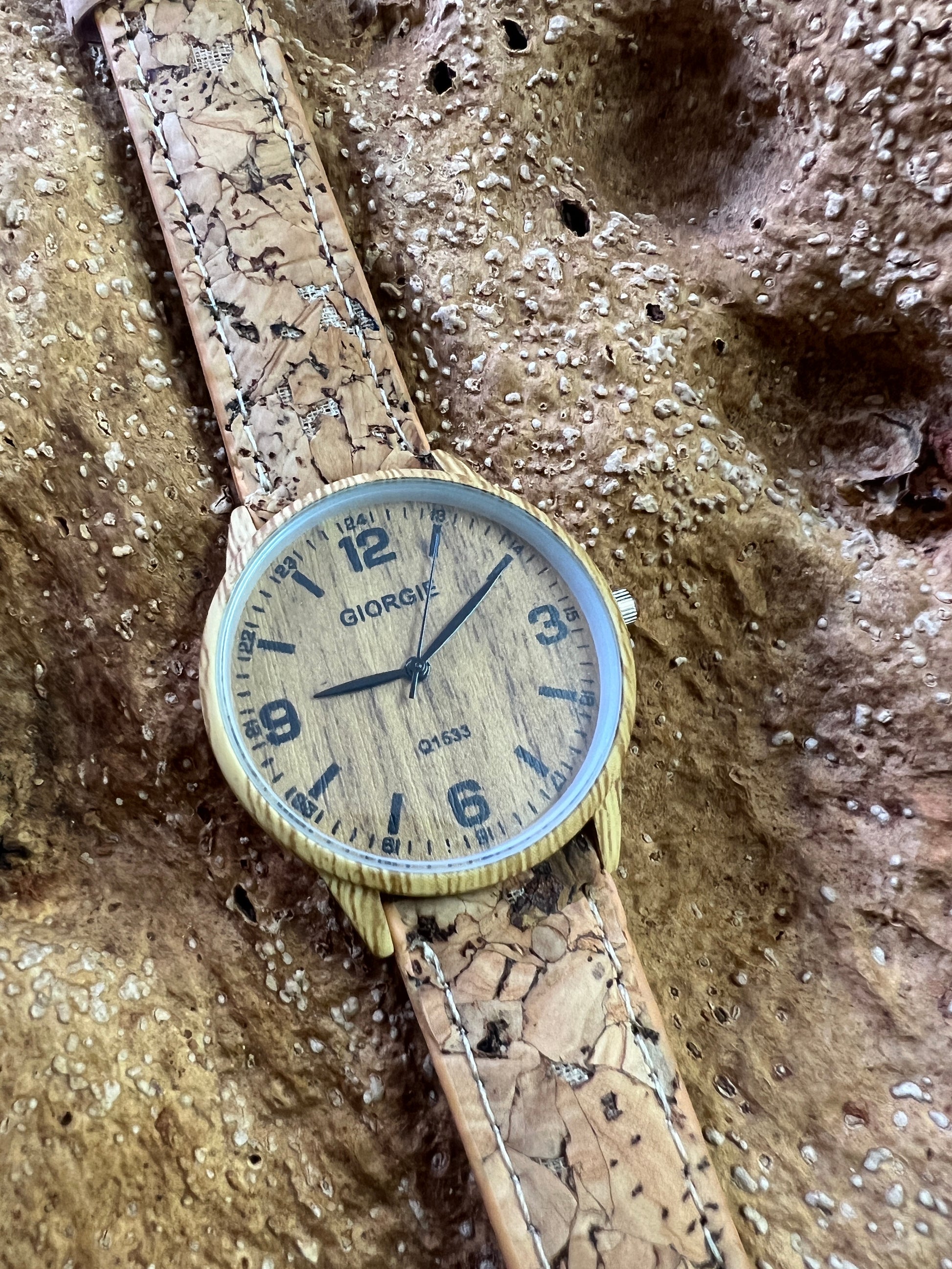 La montre avec bracelet en liège et cadran en bois est une combinaison élégante de style et de durabilité. Le bracelet en liège naturel offre une sensation douce et agréable au poignet, tout en étant respectueux de l'environnement.