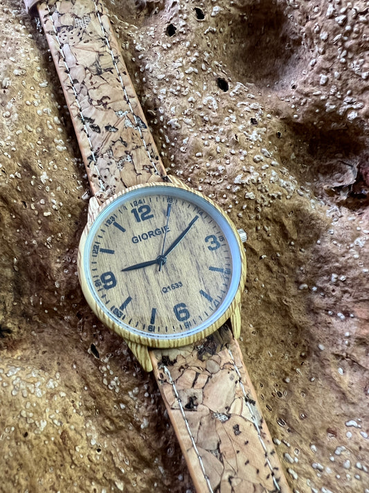 La montre avec bracelet en liège et cadran en bois est une combinaison élégante de style et de durabilité. Le bracelet en liège naturel offre une sensation douce et agréable au poignet, tout en étant respectueux de l'environnement.