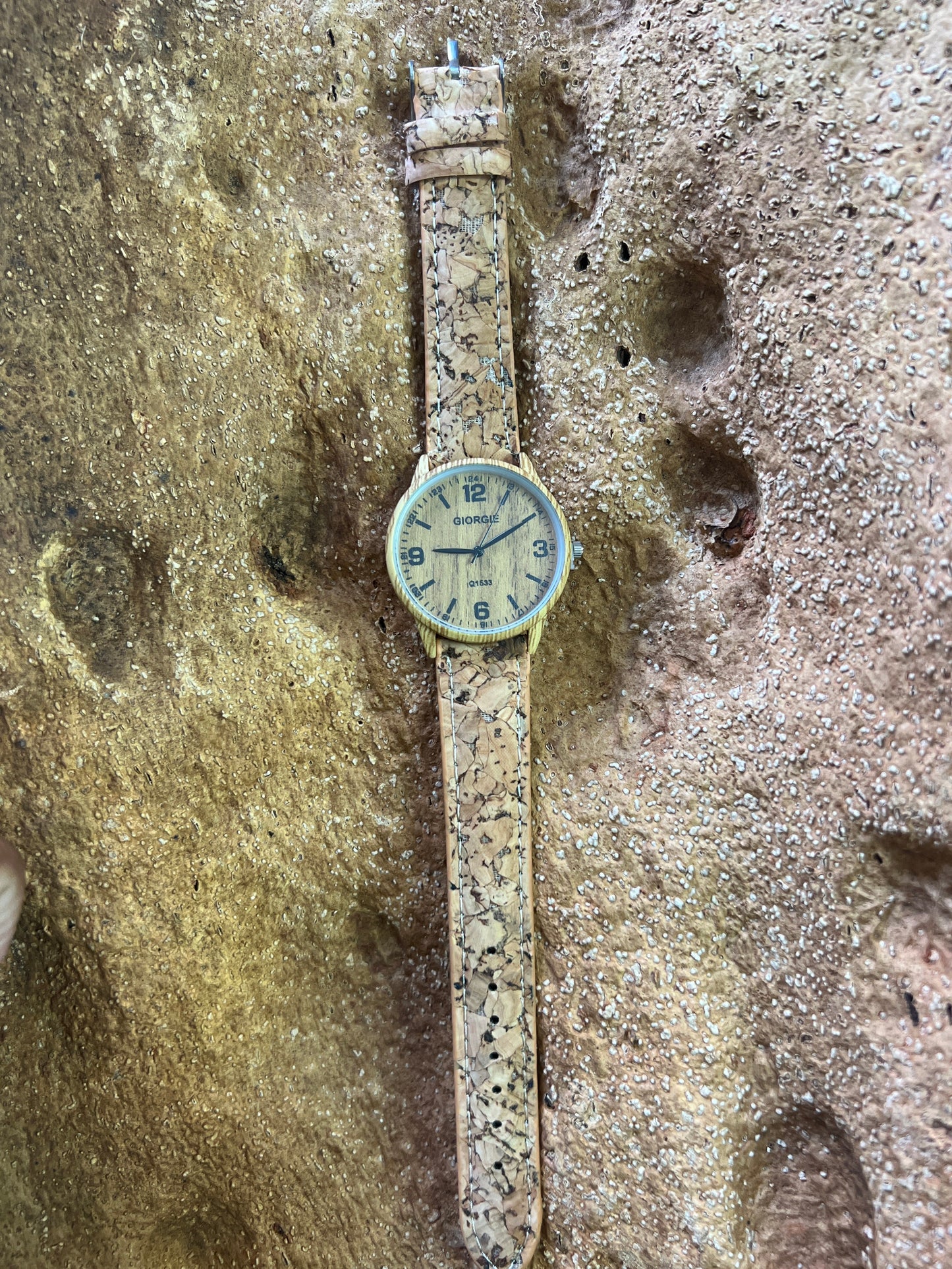 La montre avec bracelet en liège et cadran en bois est une combinaison élégante de style et de durabilité. Le bracelet en liège naturel offre une sensation douce et agréable au poignet, tout en étant respectueux de l'environnement.