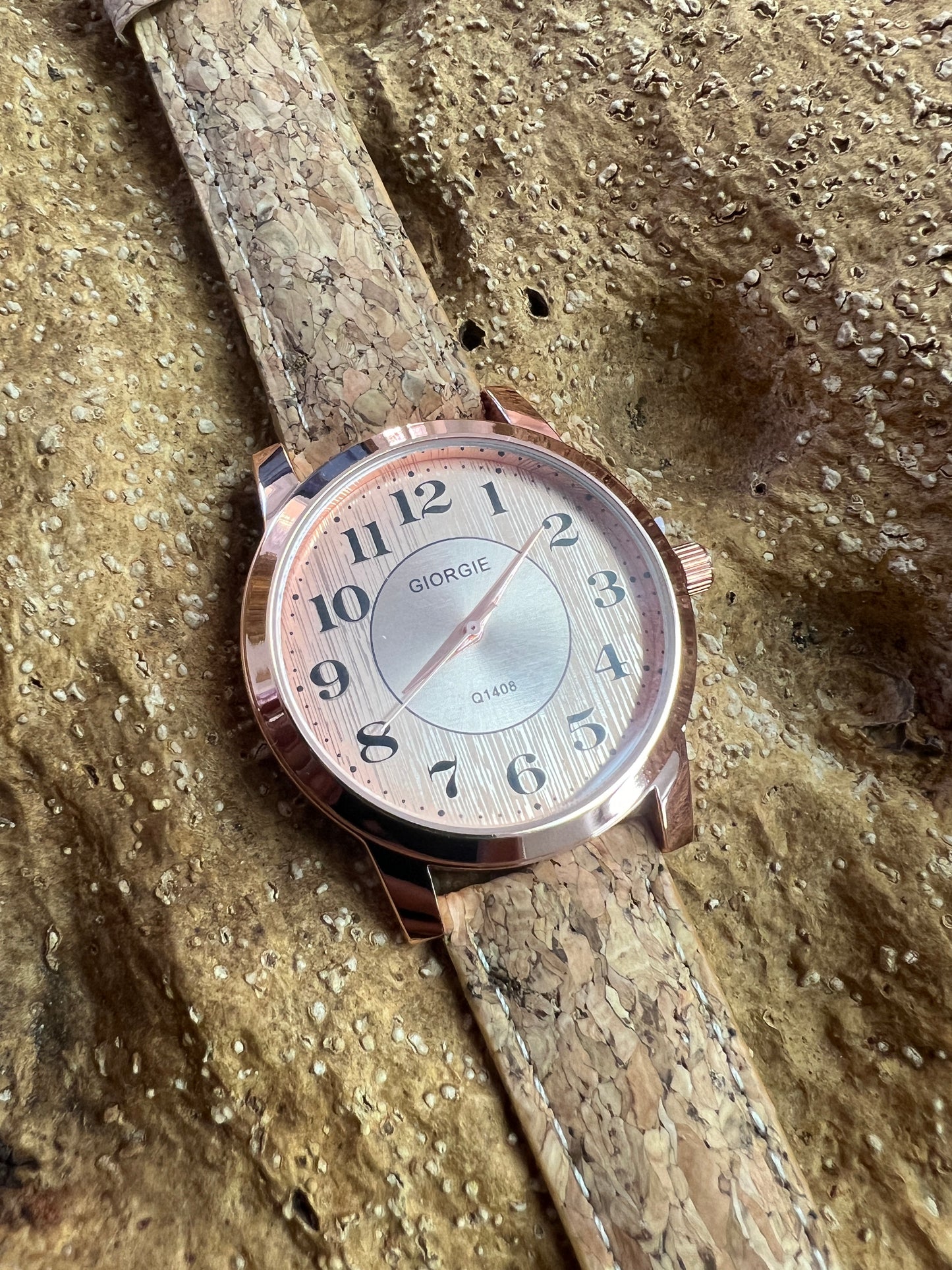 La montre avec bracelet en liège et cadran Rose Gold est une combinaison élégante de style et de durabilité. Le bracelet en liège naturel offre une sensation douce et agréable au poignet, tout en étant respectueux de l'environnement