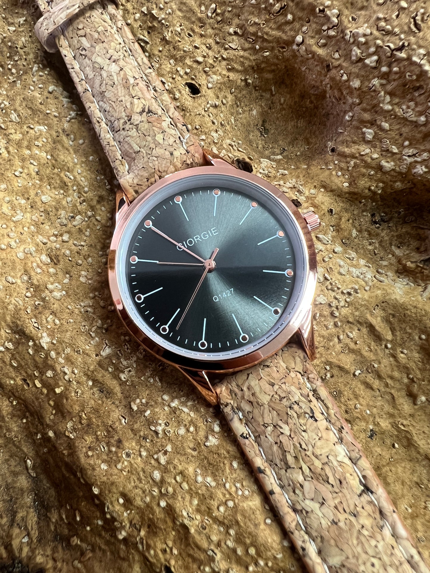 La montre avec bracelet en liège et cadran Rose Gold est une combinaison élégante de style et de durabilité. Le bracelet en liège naturel offre une sensation douce et agréable au poignet, tout en étant respectueux de l'environnement.