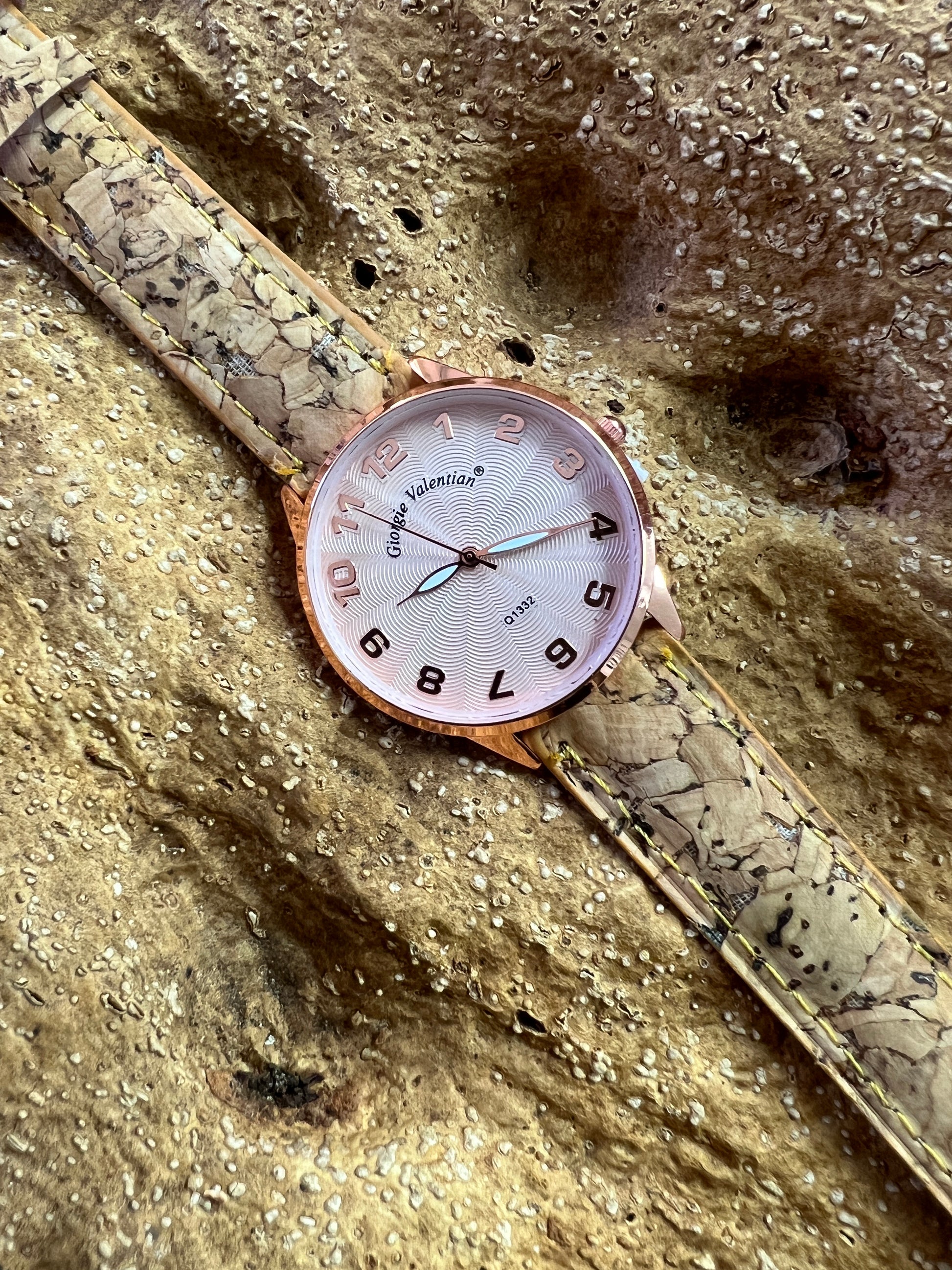 La montre avec bracelet en liège et cadran Rose Gold est une combinaison élégante de style et de durabilité. Le bracelet en liège naturel offre une sensation douce et agréable au poignet, tout en étant respectueux de l'environnement. Le cadran rose doré ajoute une touche de sophistication et de glamour à l'ensemble.