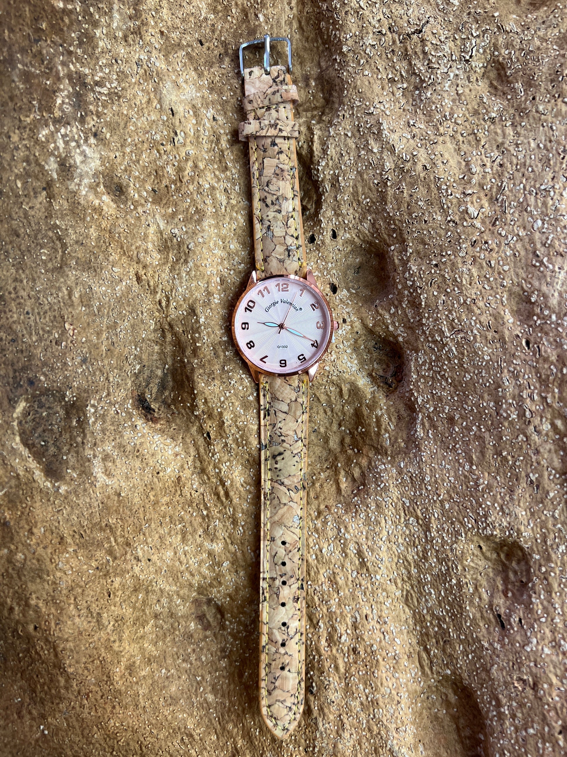 La montre avec bracelet en liège et cadran Rose Gold est une combinaison élégante de style et de durabilité. Le bracelet en liège naturel offre une sensation douce et agréable au poignet, tout en étant respectueux de l'environnement. Le cadran rose doré ajoute une touche de sophistication et de glamour à l'ensemble.