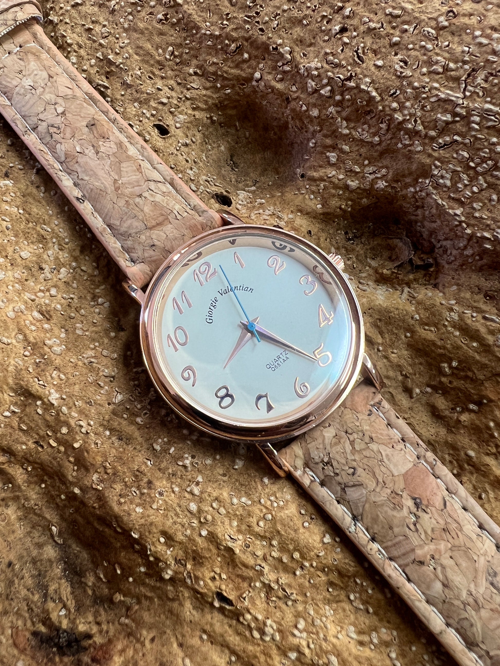 La montre avec bracelet en liège et cadran Rose Gold est une combinaison élégante de style et de durabilité. Le bracelet en liège naturel offre une sensation douce et agréable au poignet, tout en étant respectueux de l'environnement. Le cadran rose doré ajoute une touche de sophistication et de glamour à l'ensemble.