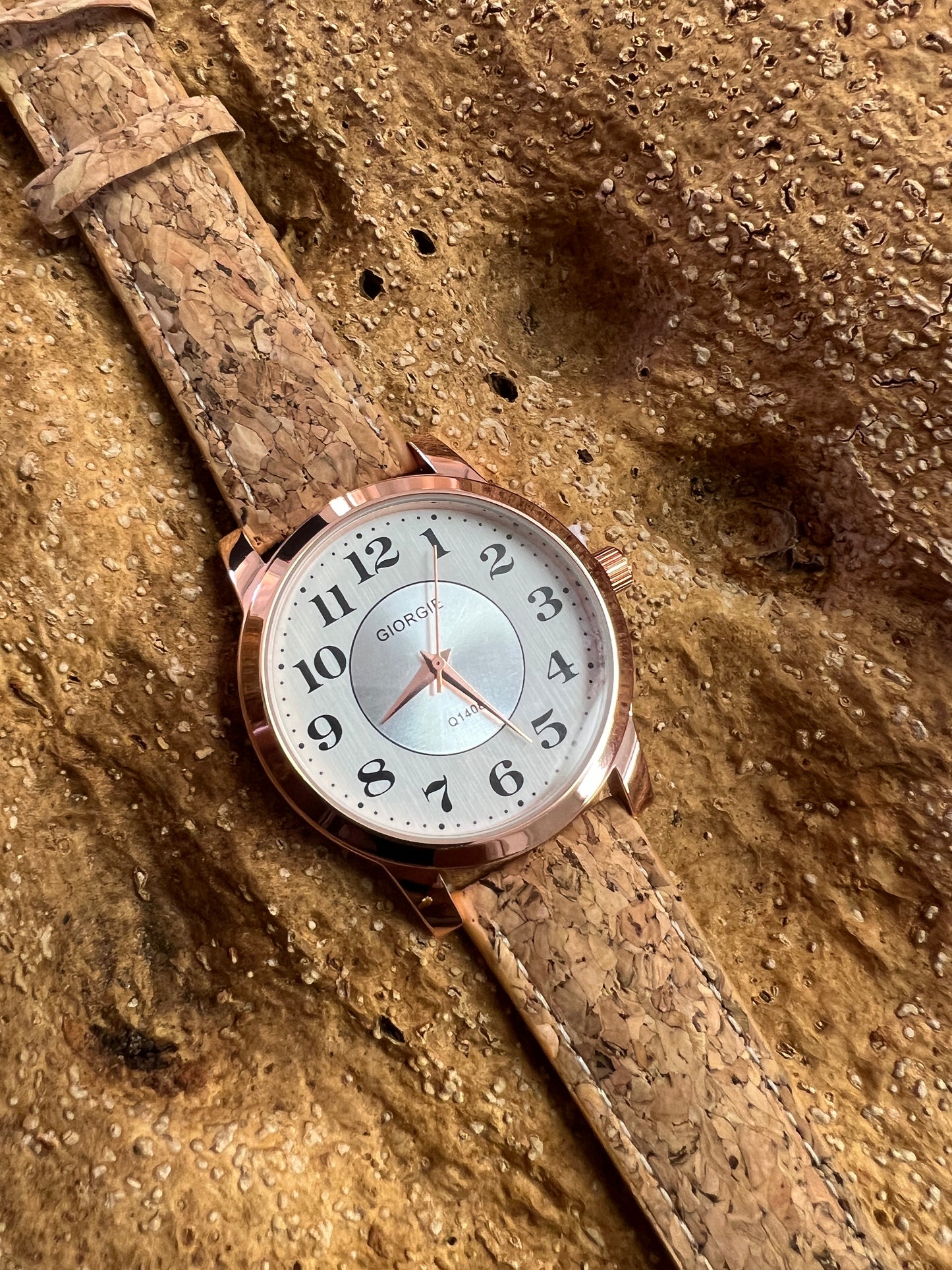 La montre avec bracelet en liège et cadran Rose Gold est une combinaison élégante de style et de durabilité. Le bracelet en liège naturel offre une sensation douce et agréable au poignet, tout en étant respectueux de l'environnement.