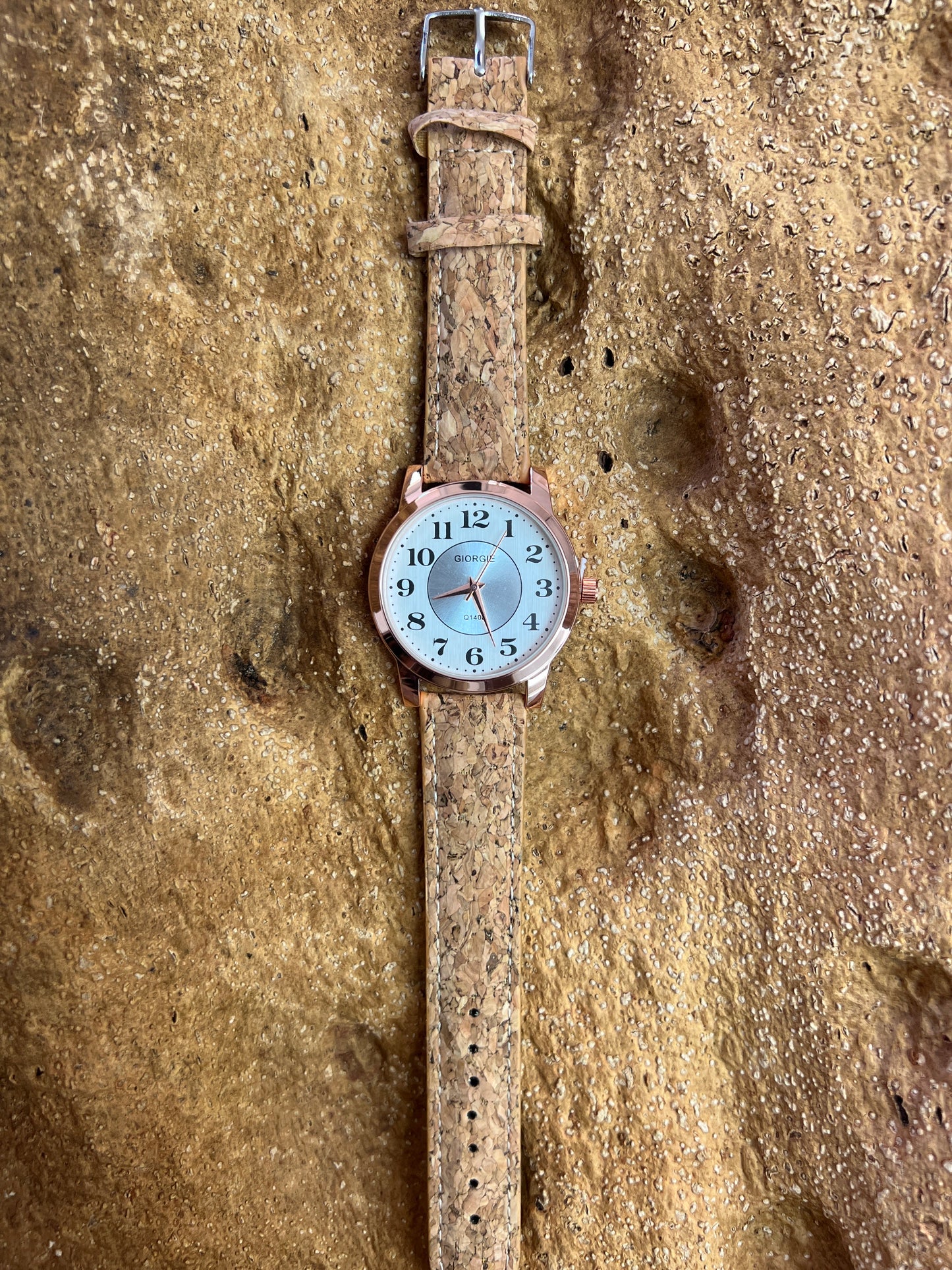 La montre avec bracelet en liège et cadran Rose Gold est une combinaison élégante de style et de durabilité. Le bracelet en liège naturel offre une sensation douce et agréable au poignet, tout en étant respectueux de l'environnement.