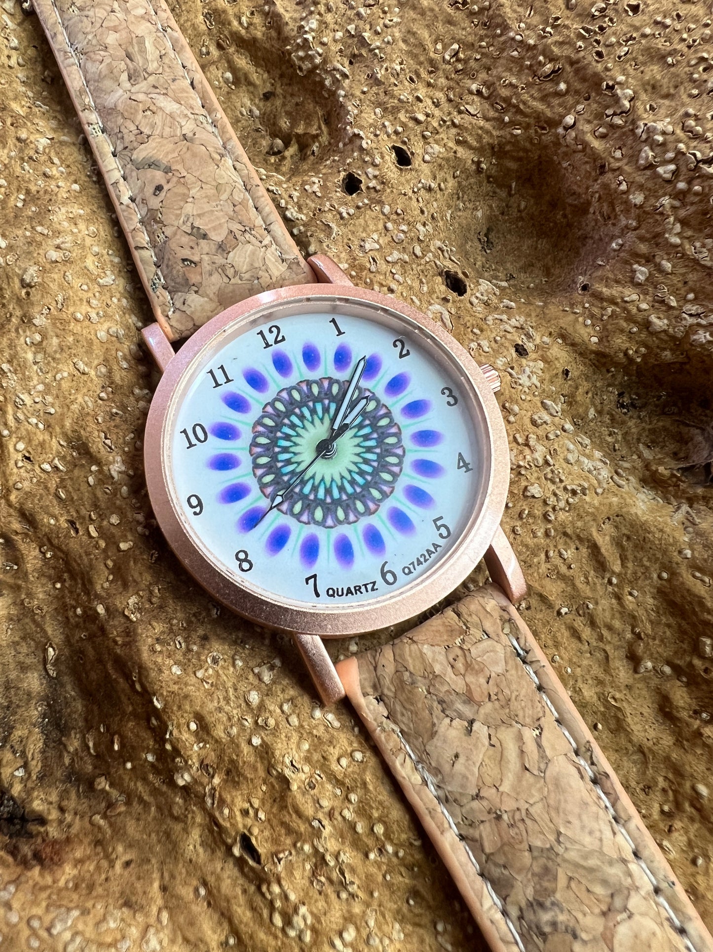 La montre avec bracelet en liège et cadran Rose Gold est une combinaison élégante de style et de durabilité. Le bracelet en liège naturel offre une sensation douce et agréable au poignet, tout en étant respectueux de l'environnement. Le cadran rose doré ajoute une touche de sophistication et de glamour à l'ensemble.